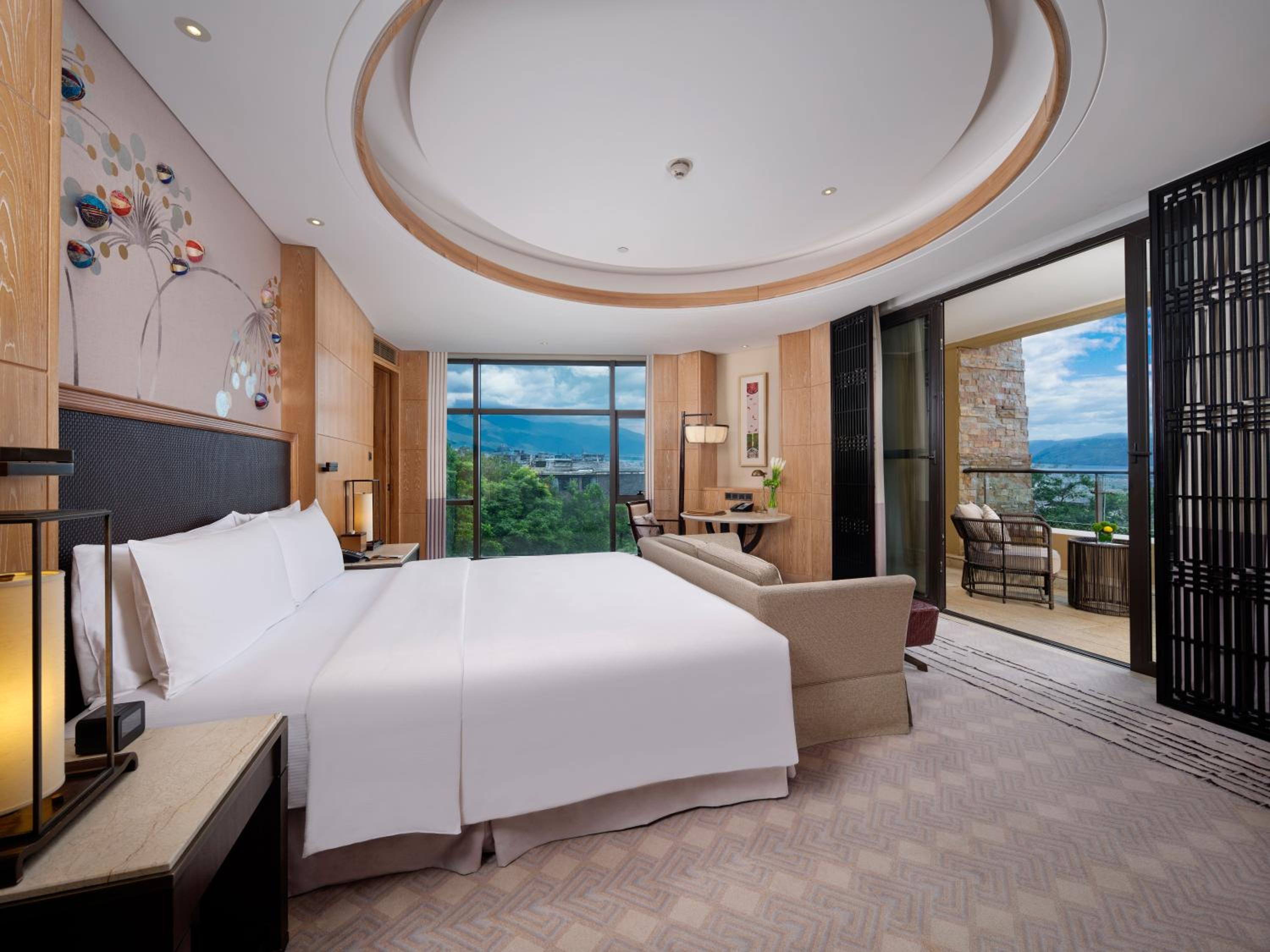 Junior Suite with Lake View thumbnail 6