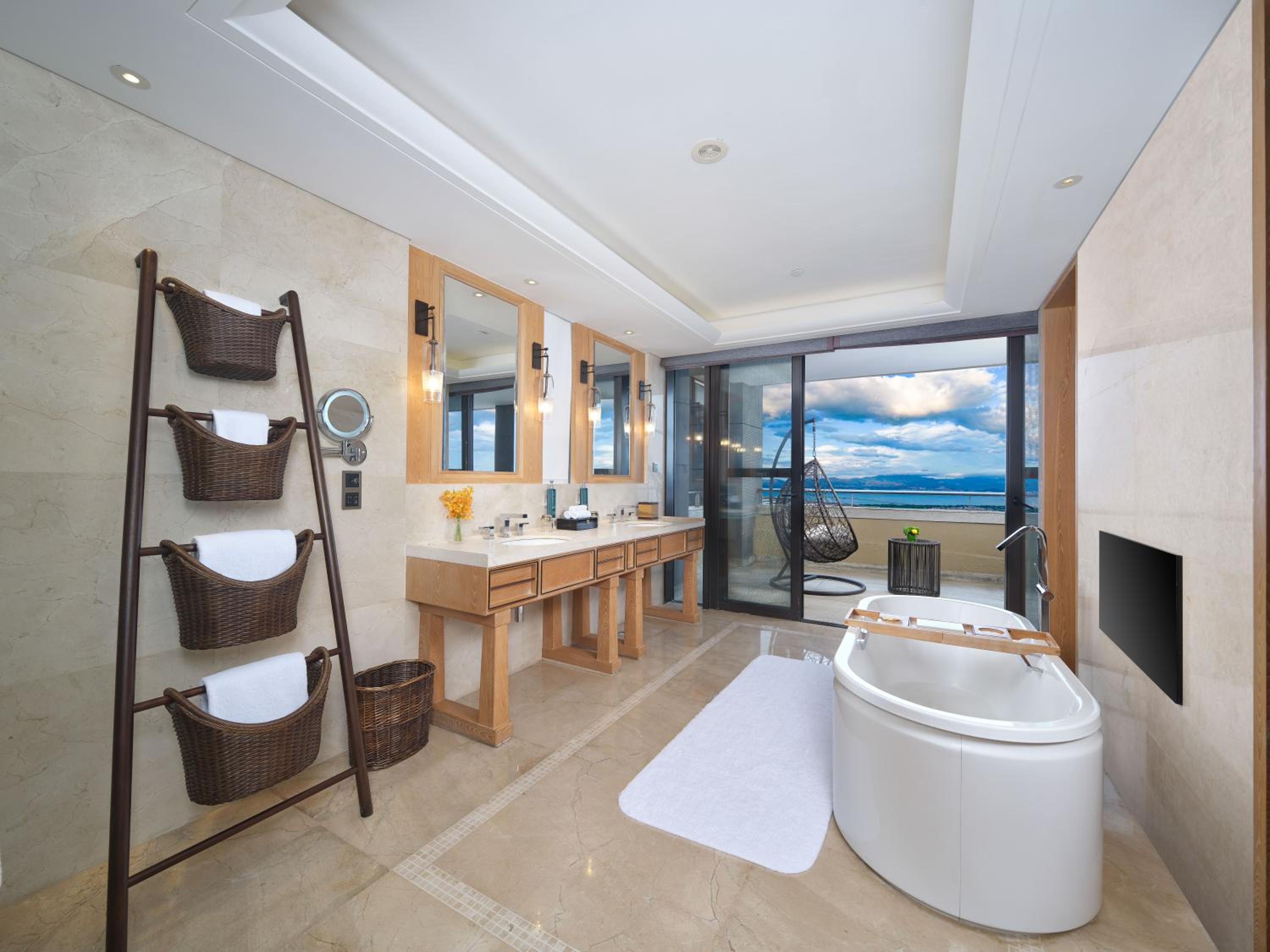 Deluxe King Suite