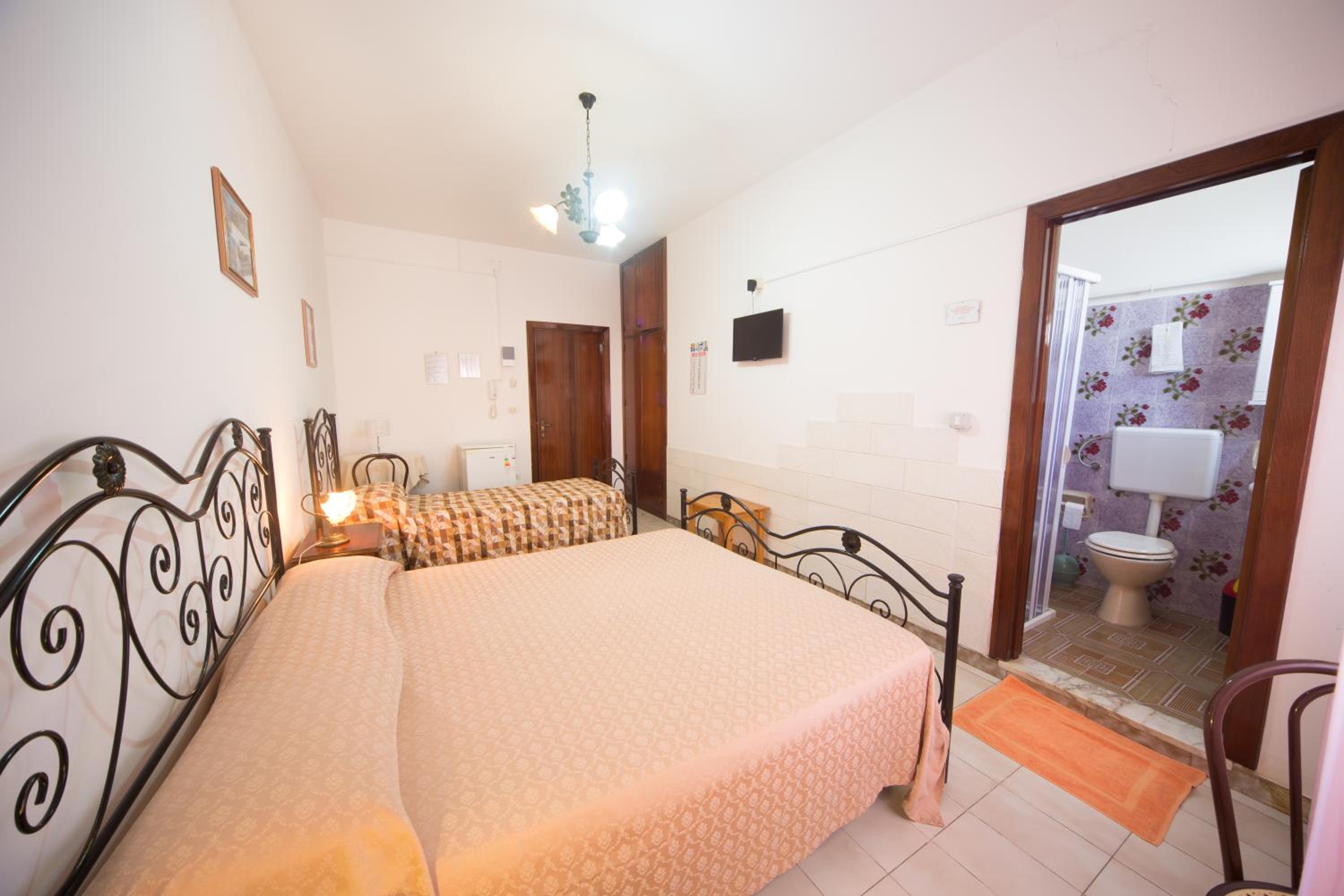 Quadruple Room - Photo 37