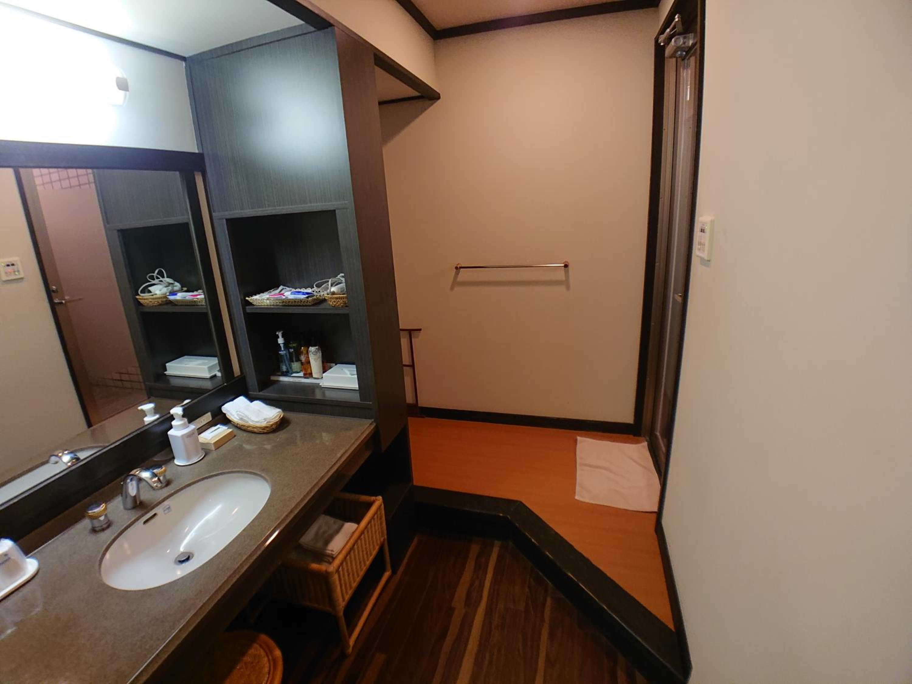 Twin Room with Private External Bathroom - Photo 3
