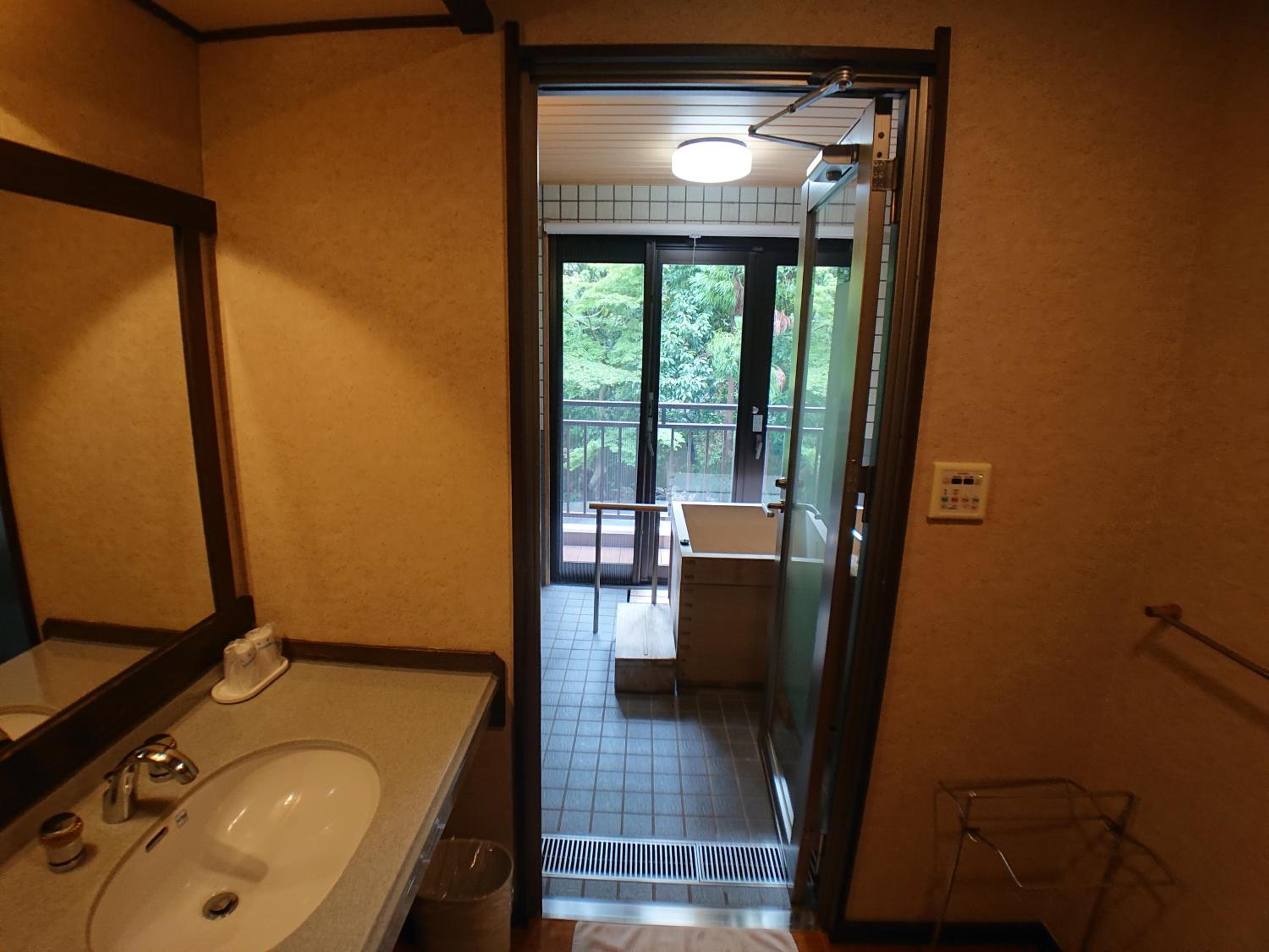 Quadruple Room with Private Bathroom - Photo 5