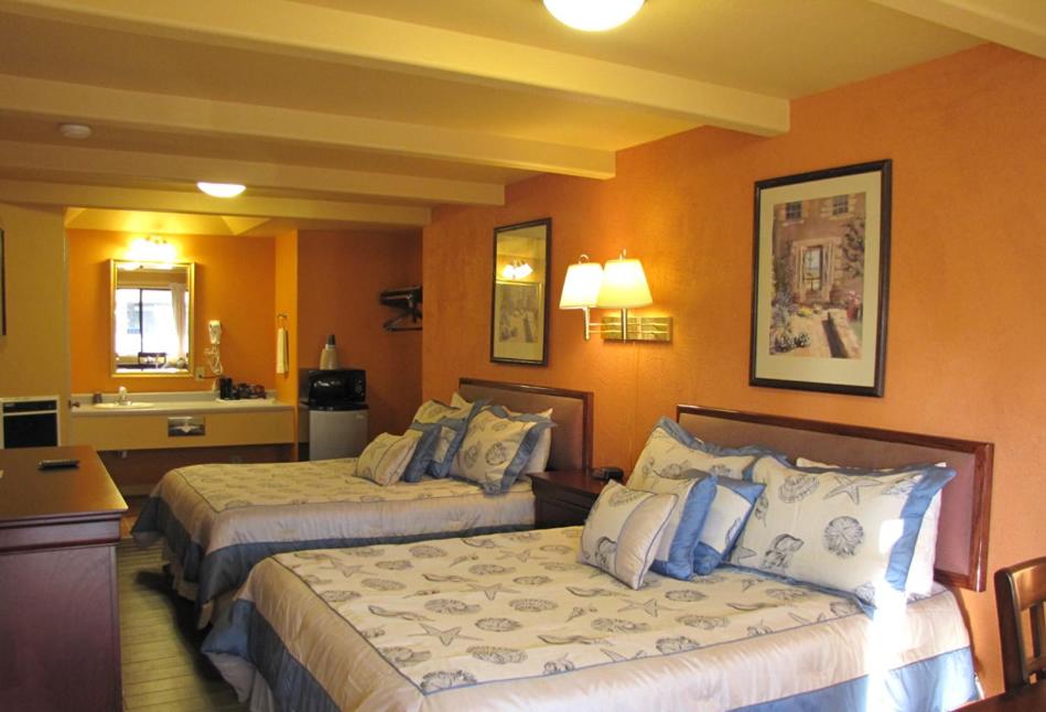 Queen Room with Two Queen Beds - Photo 5