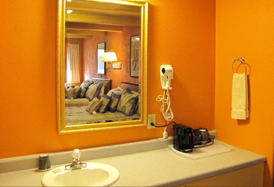 Queen Room with Two Queen Beds - Photo 6