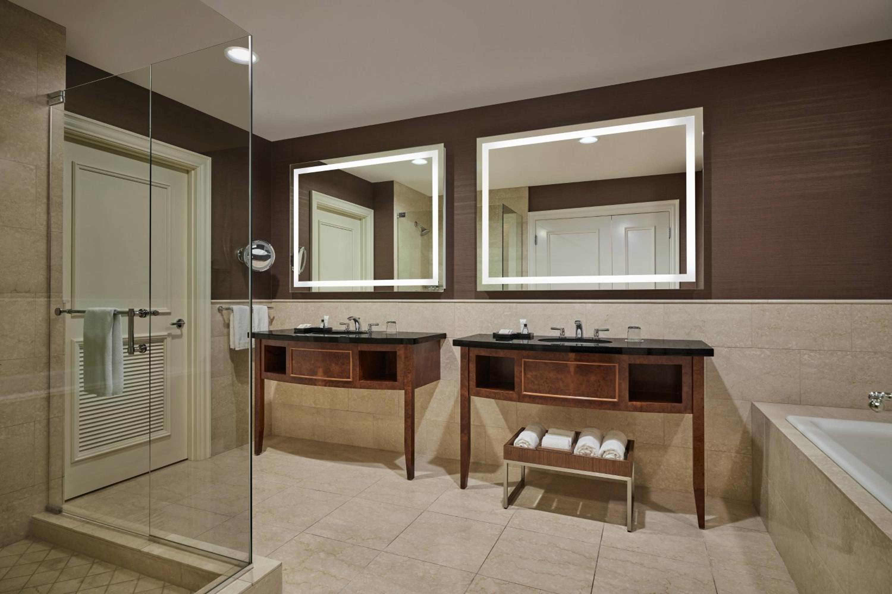 Deluxe King Room - Photo 3