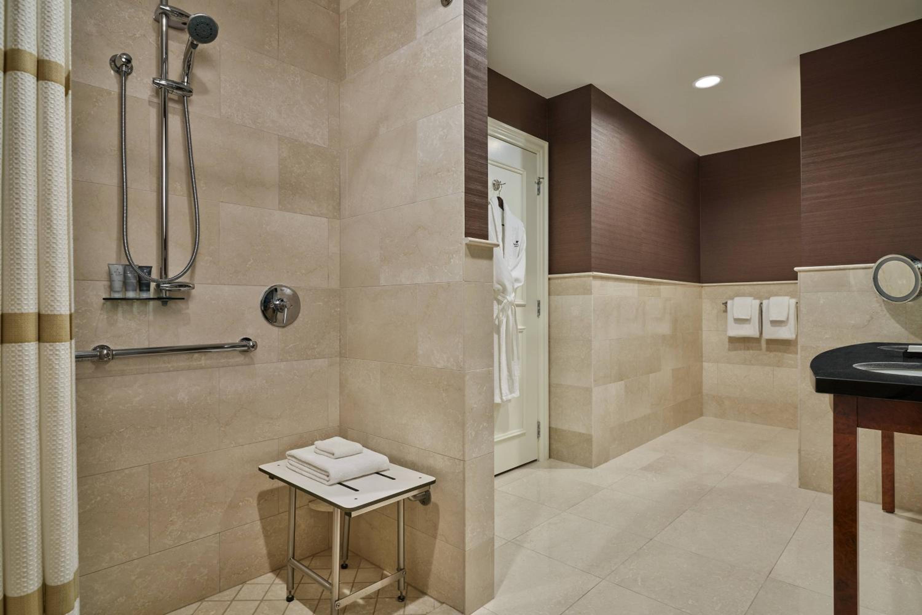 Executive King Room - Photo 8