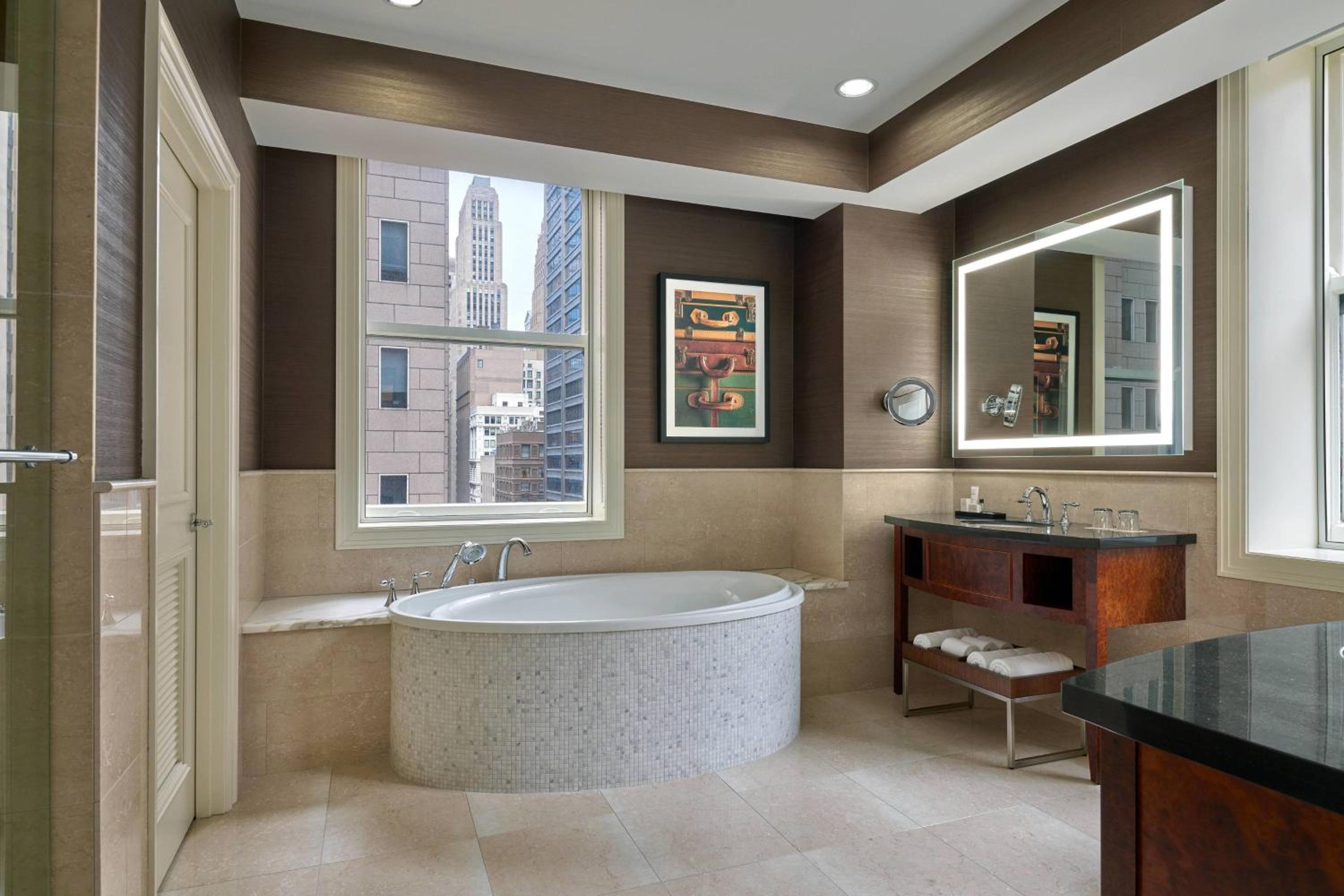 Luxury One-Bedroom Suite - Photo 4