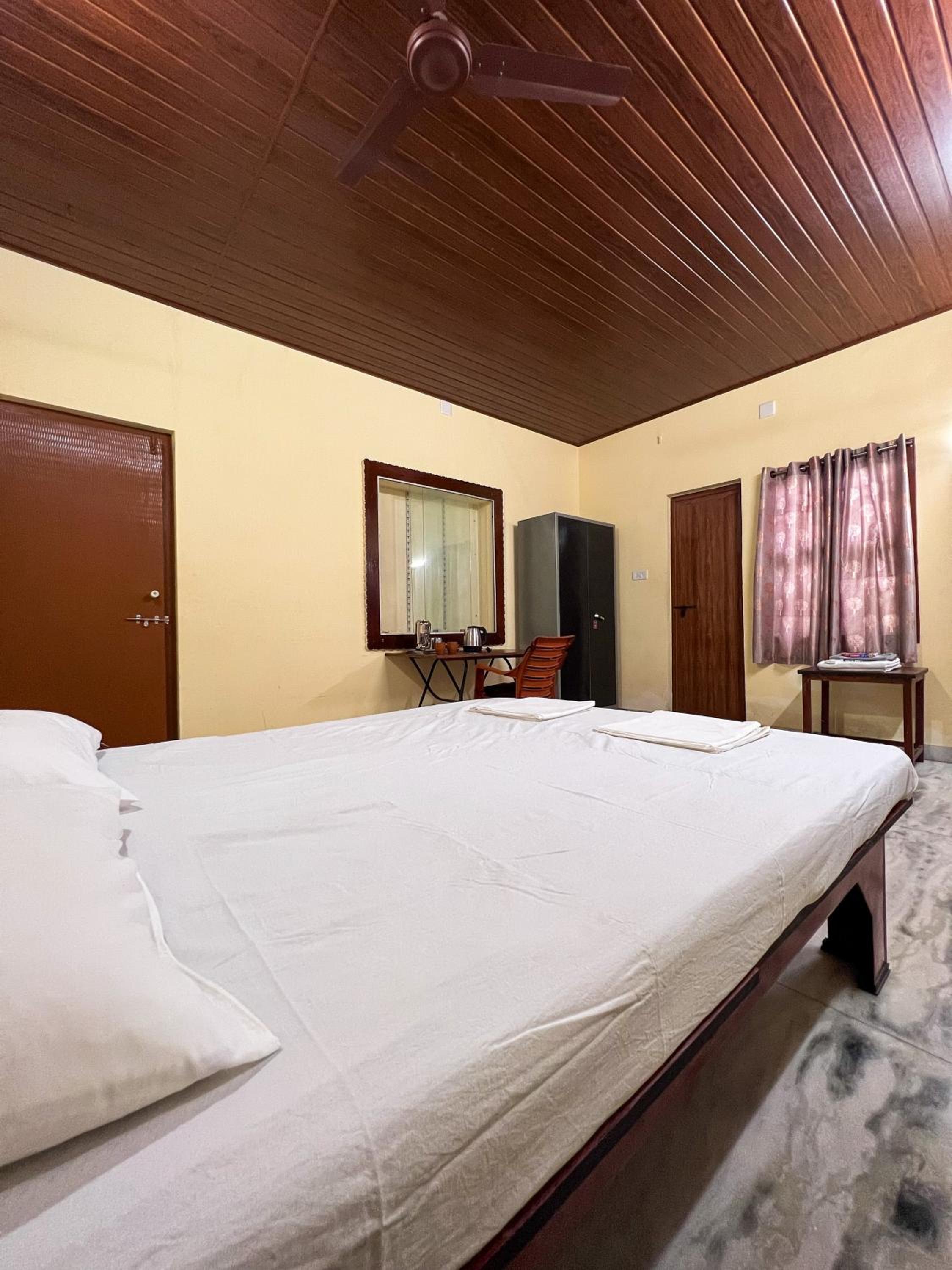 Double Room with One Double Bed and 2 Adults Occupancy (Non Smoking) photo 1