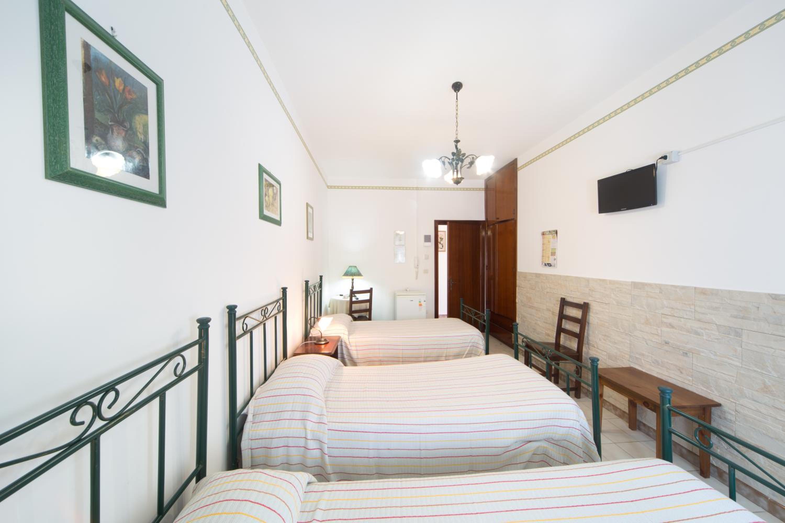 Triple Room - Photo 9