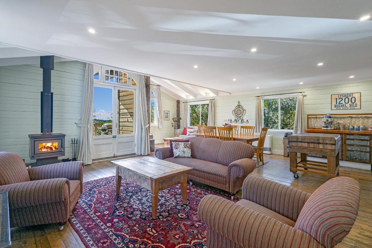 Five-Bedroom House photo 1