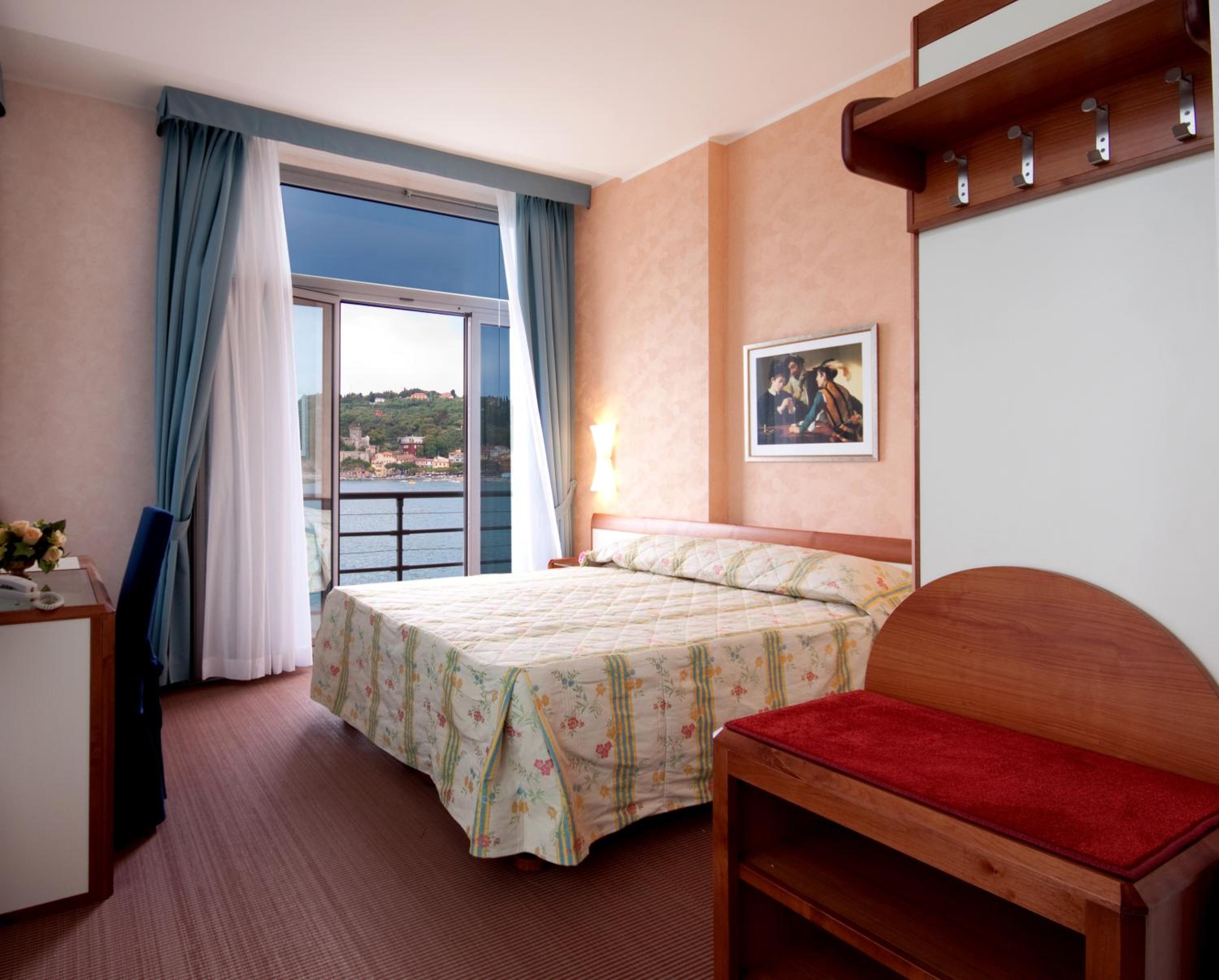 Queen Room with Sea View - Photo 1