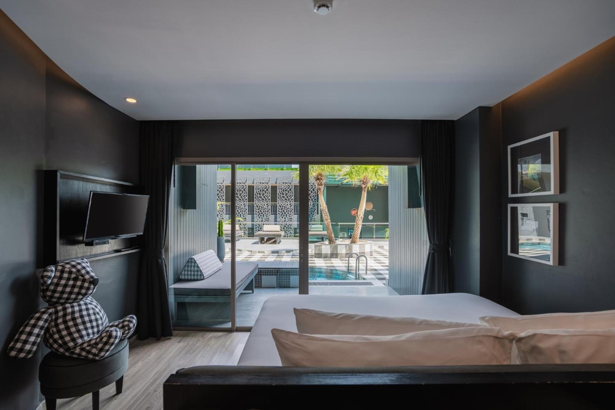 Ozone Hall With Bathtub Pool Access