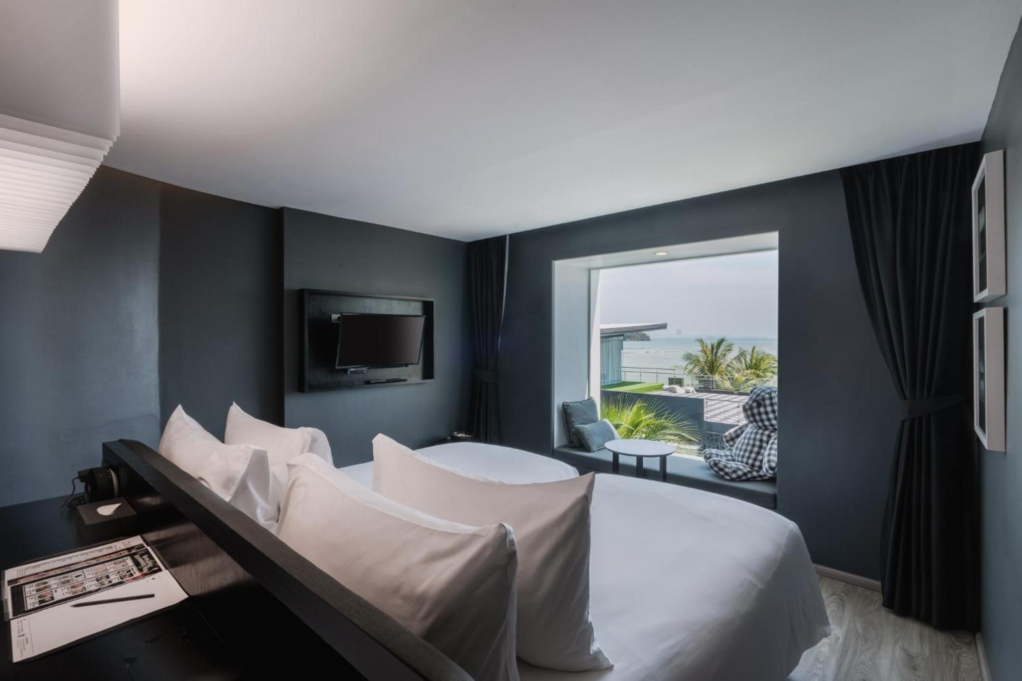 Ocean Hall With Bathtub