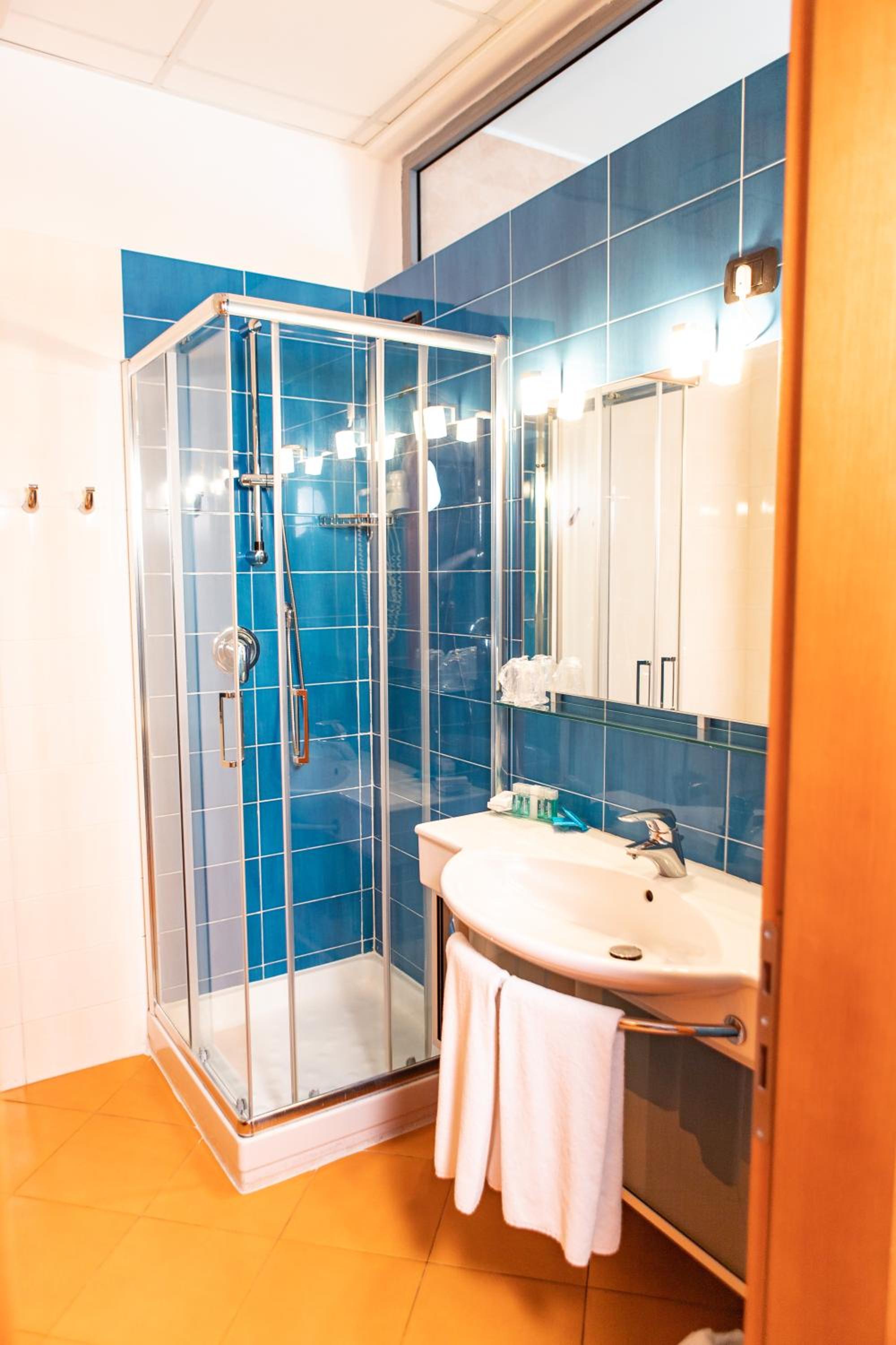 Queen Room with Sea View - Photo 4