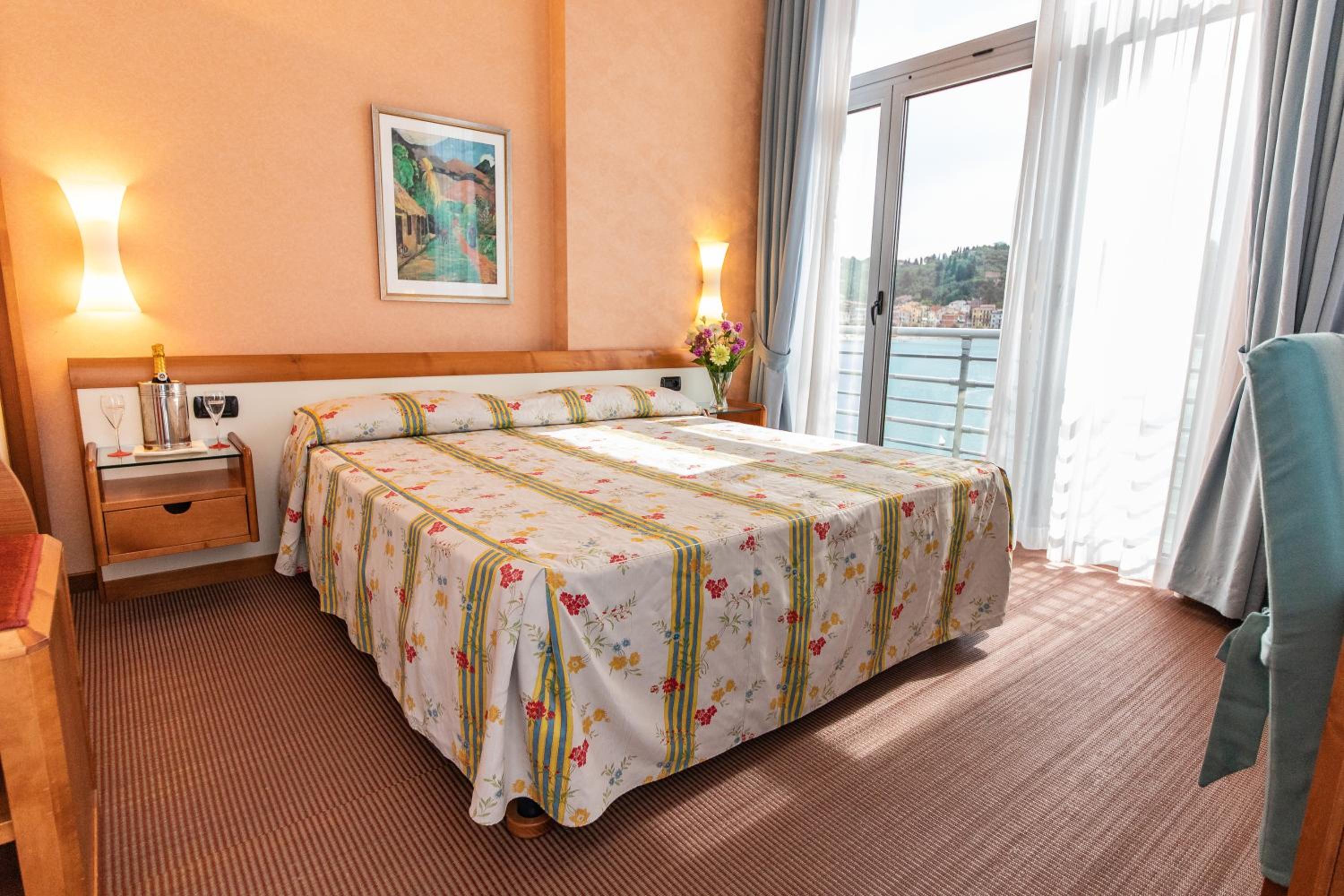 Queen Room with Sea View - Photo 3