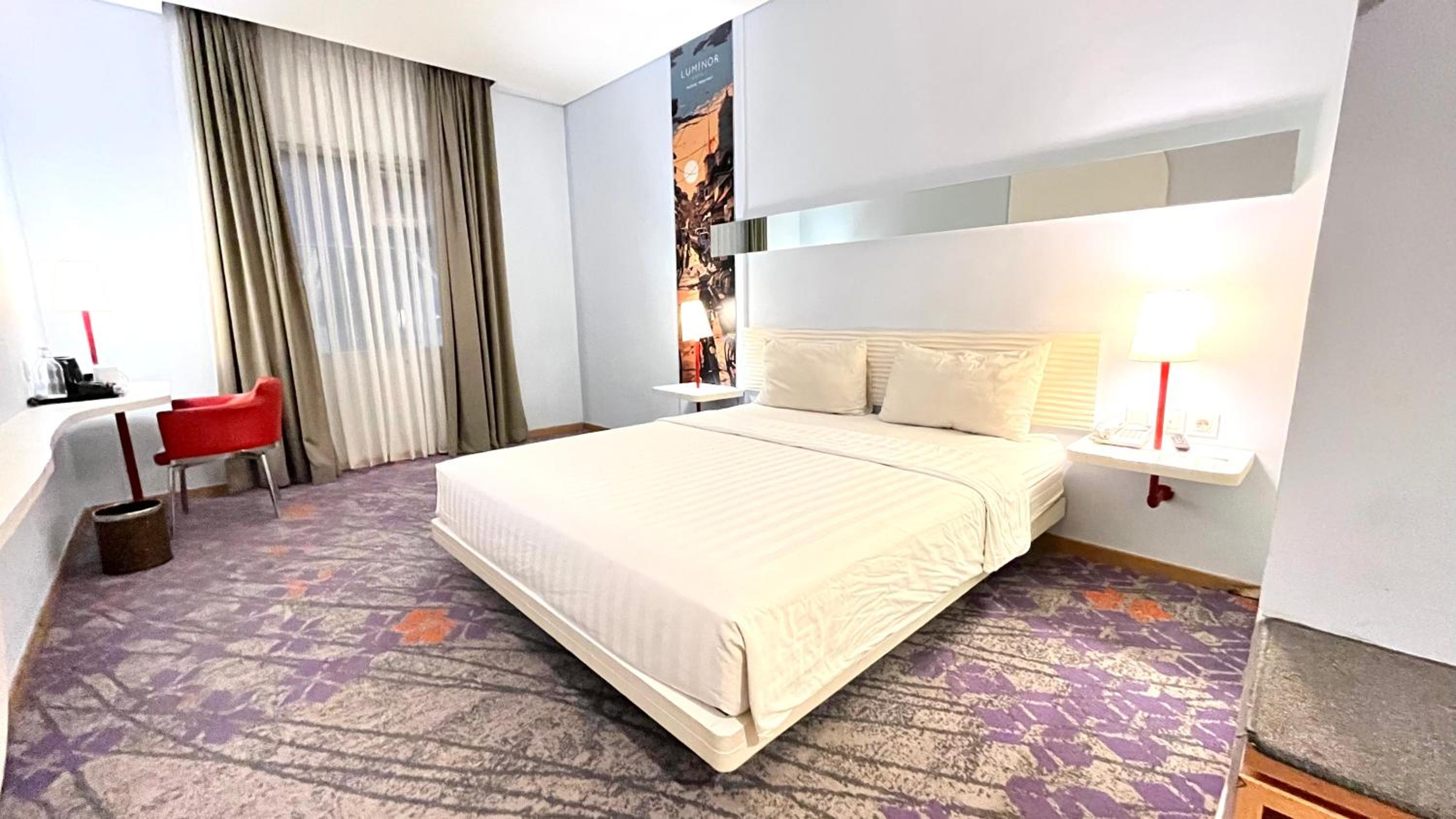 Deluxe King Room - Photo 9