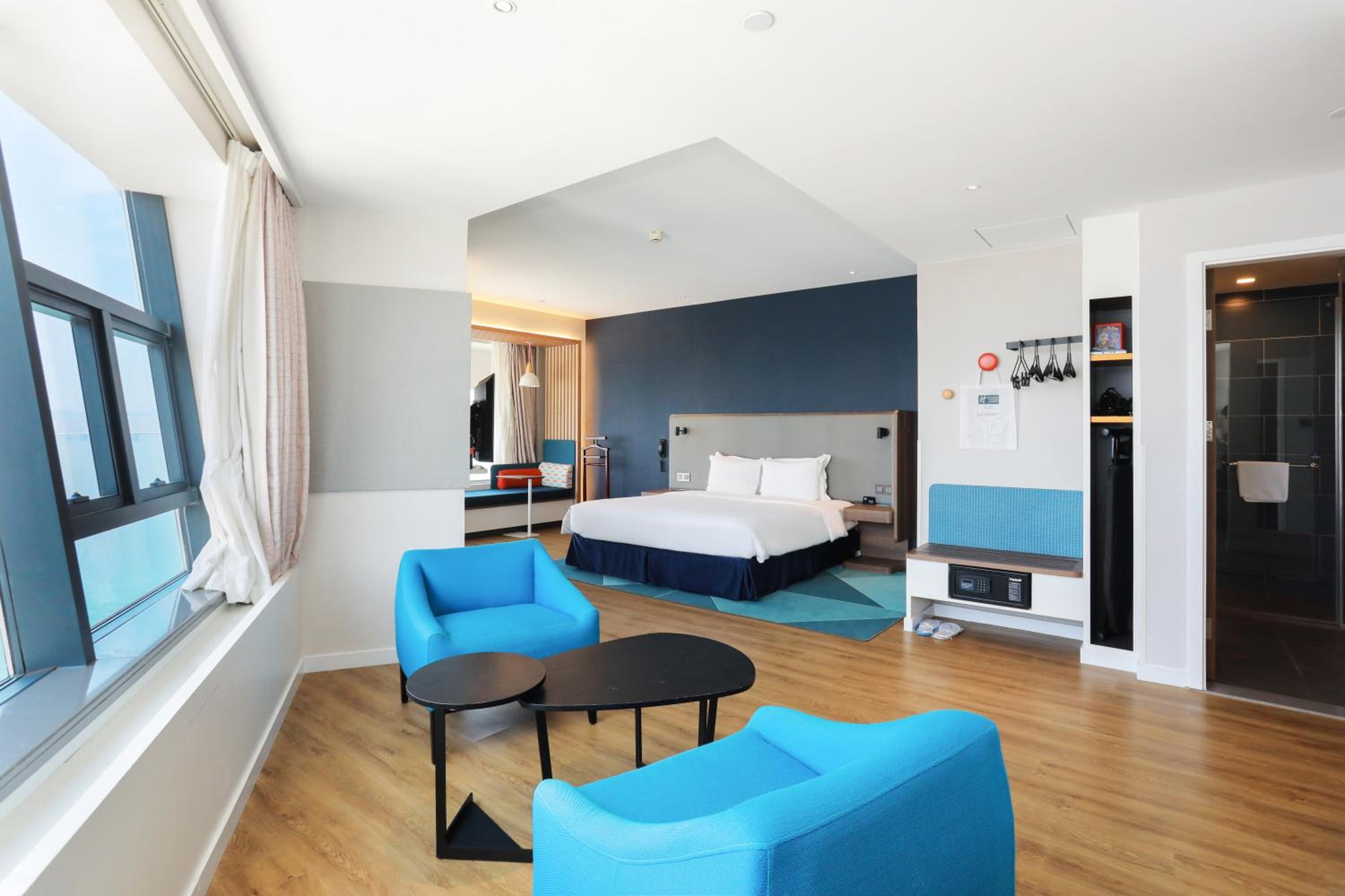 Large King Room with Sea View - Photo 3