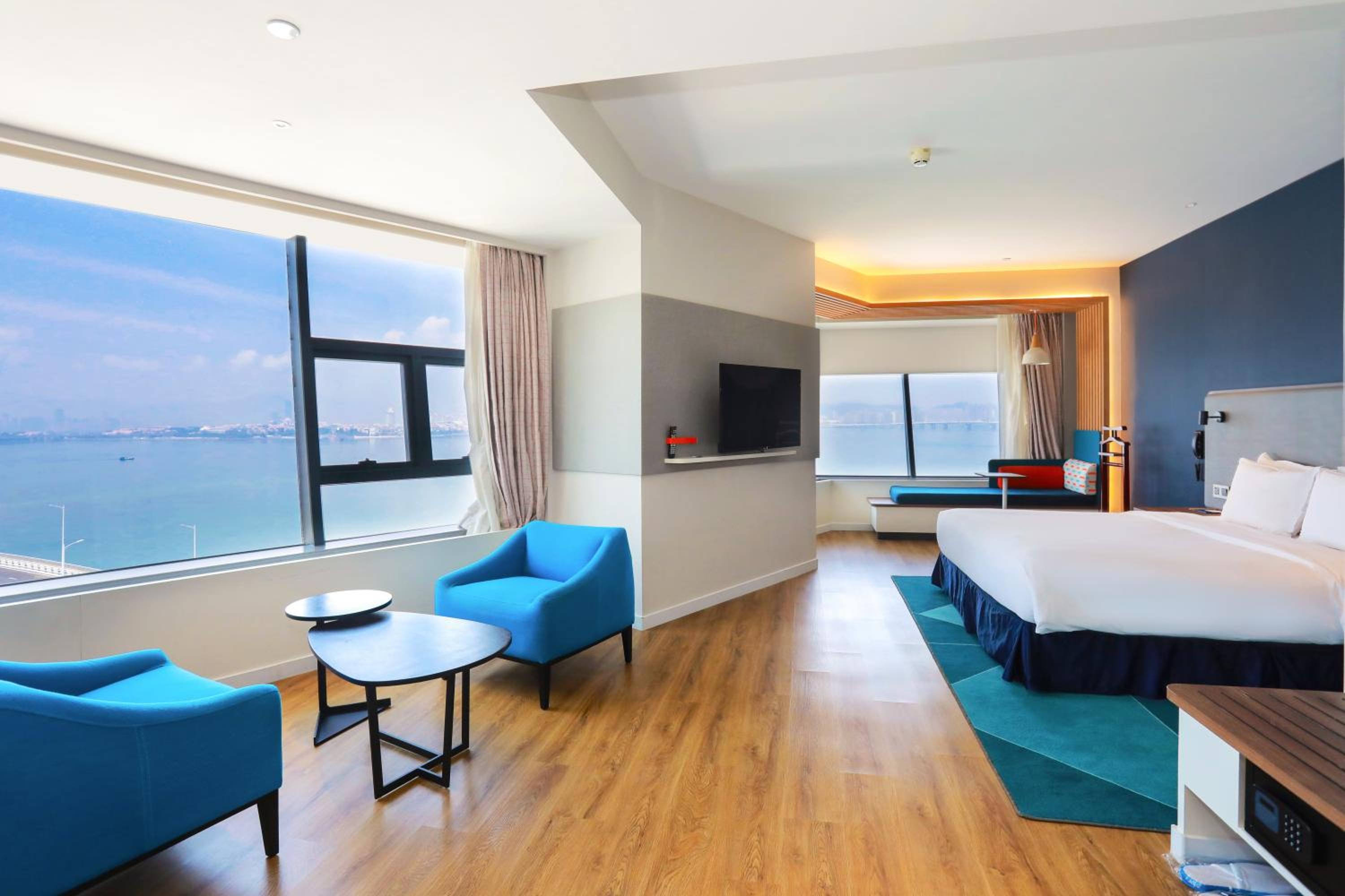 Large King Room with Sea View - Photo 1