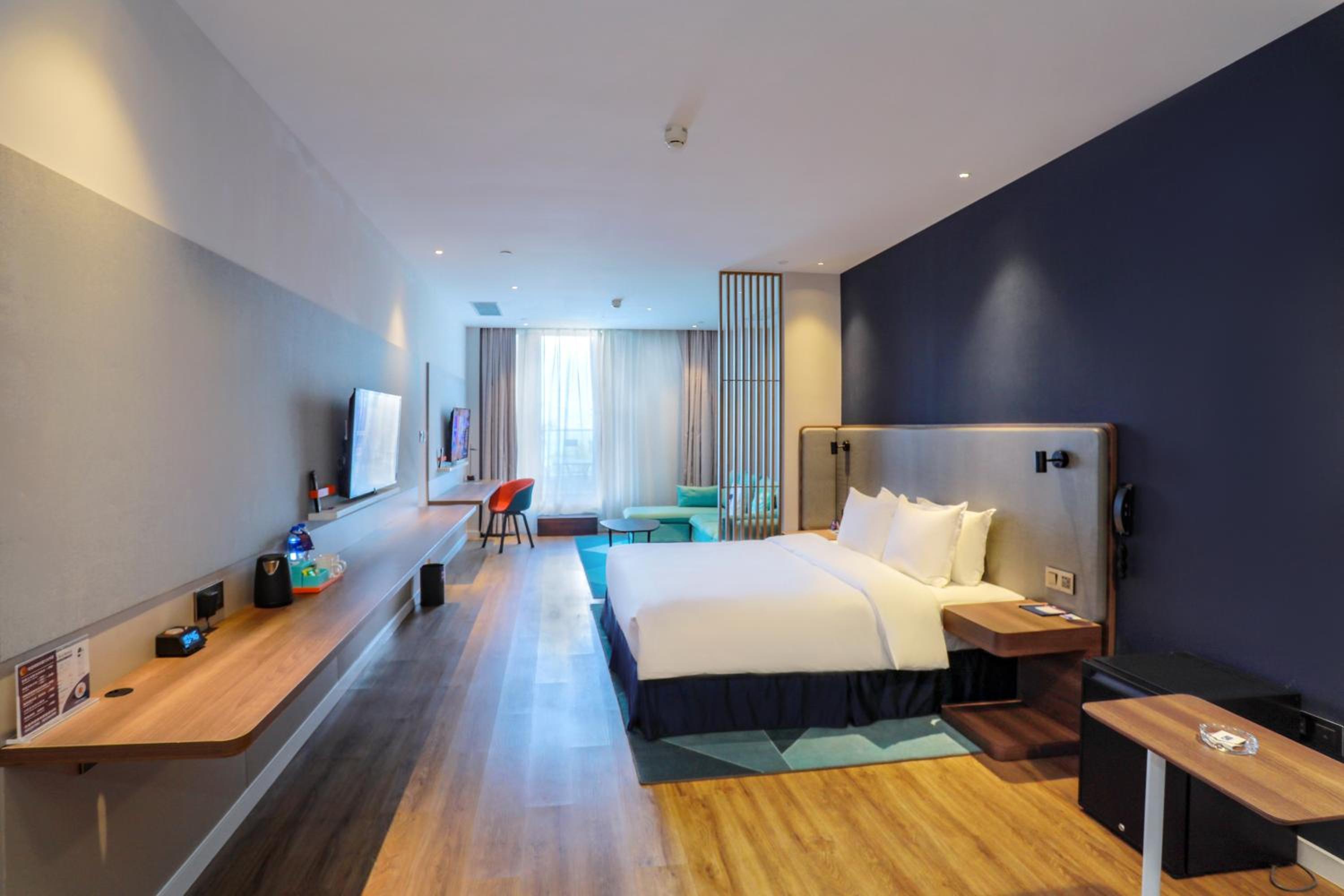 Standard King Room with Balcony - Photo 1