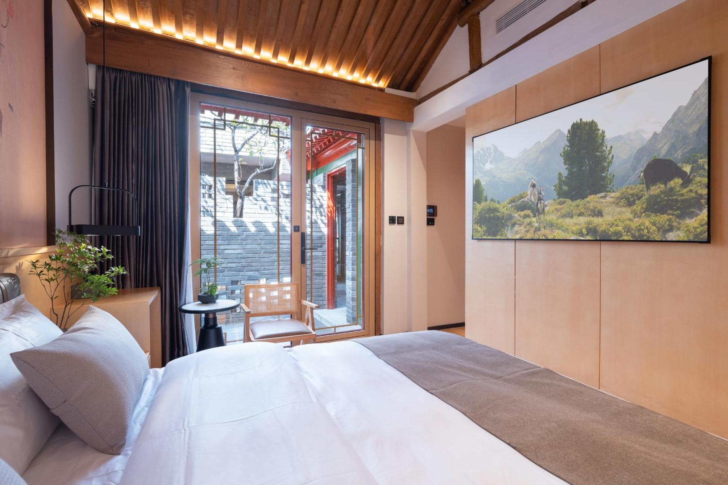 Courtyard View Room with One King Bed