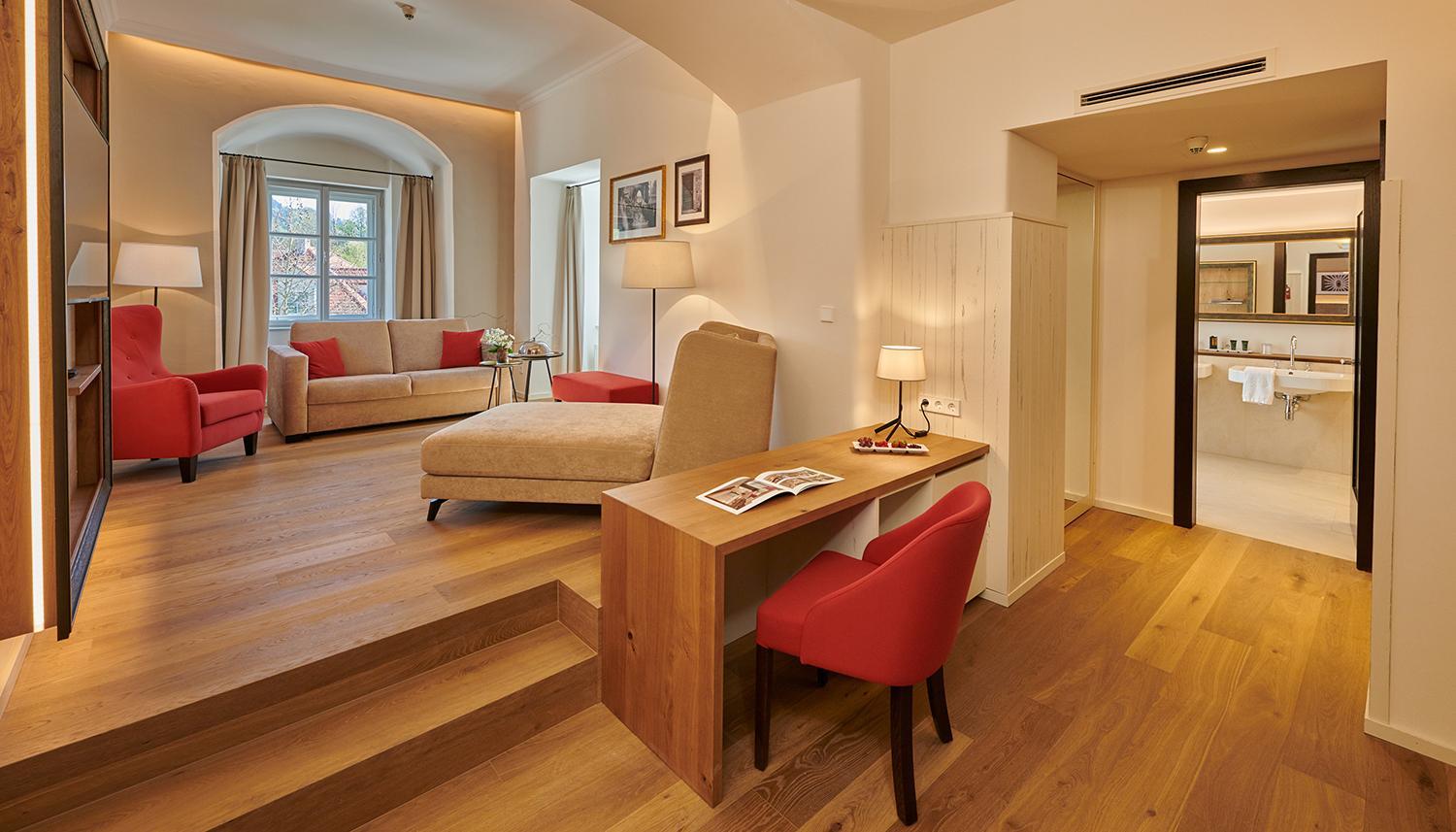 Suite - Photo 1