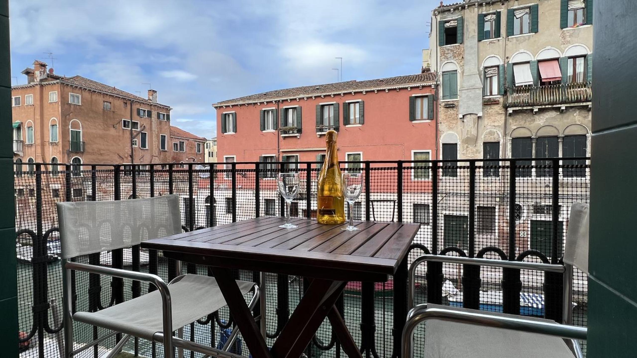 Apartment with Balcony photo 2