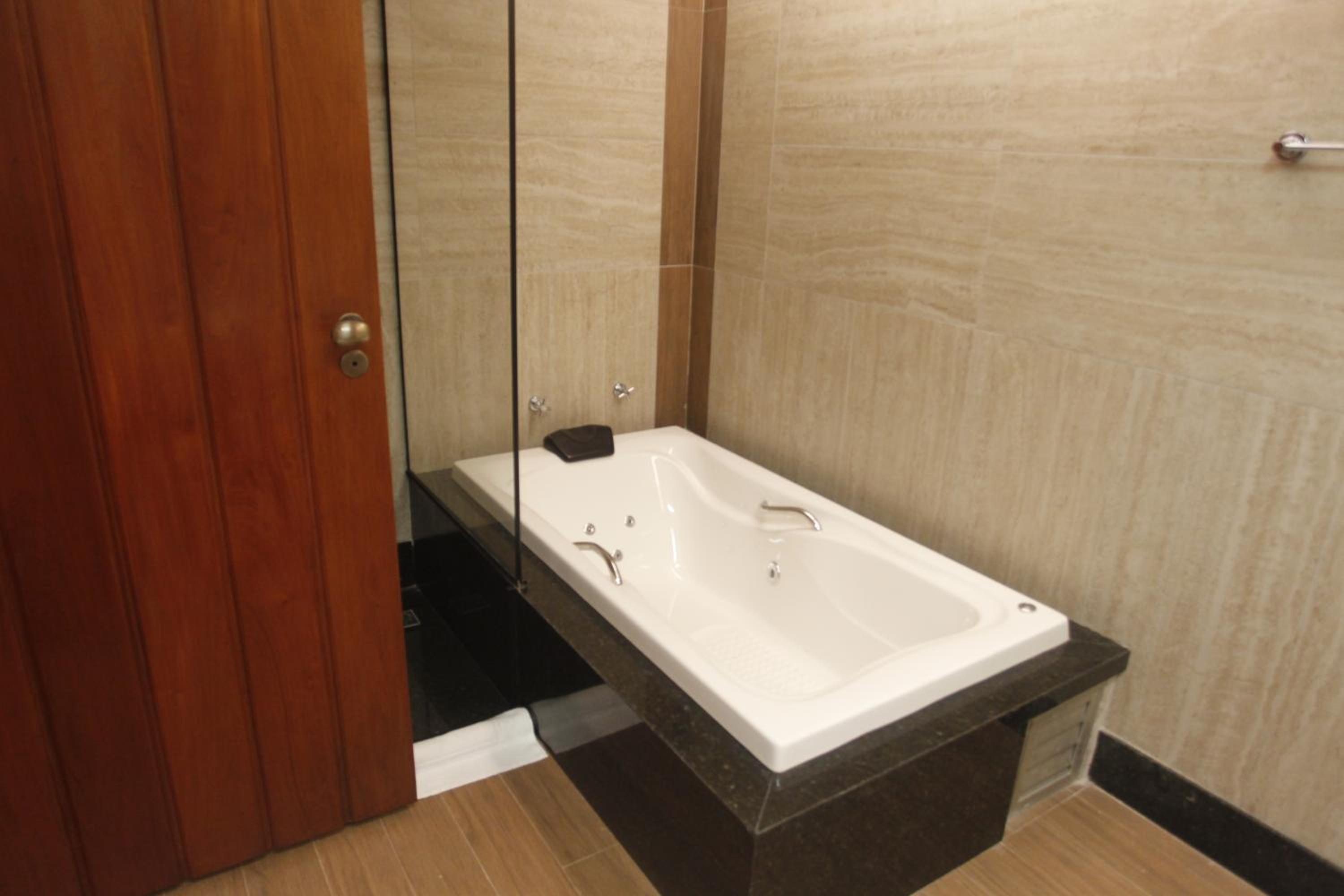 Royal Suite with Bathtub