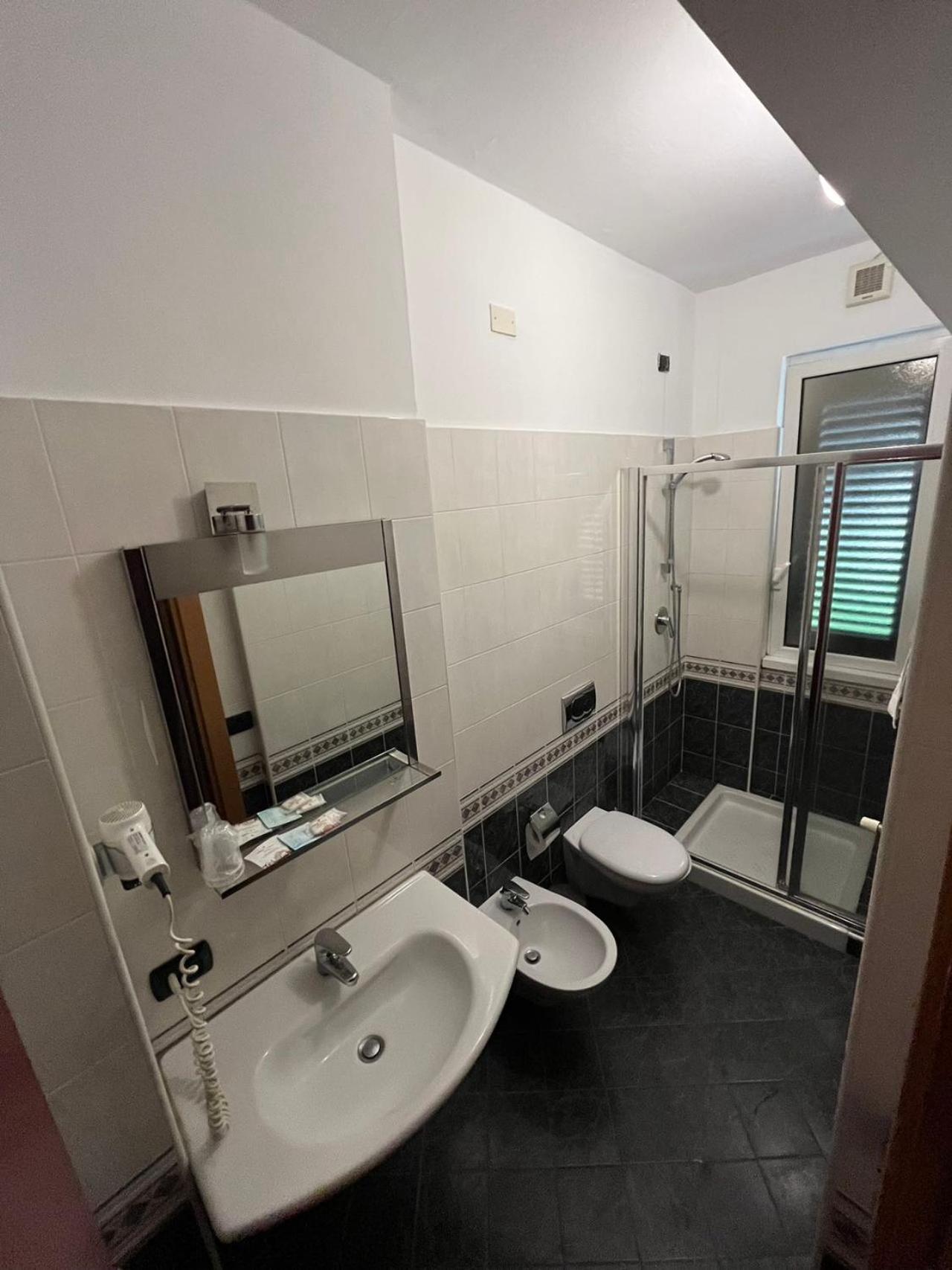 Twin Room thumbnail 5