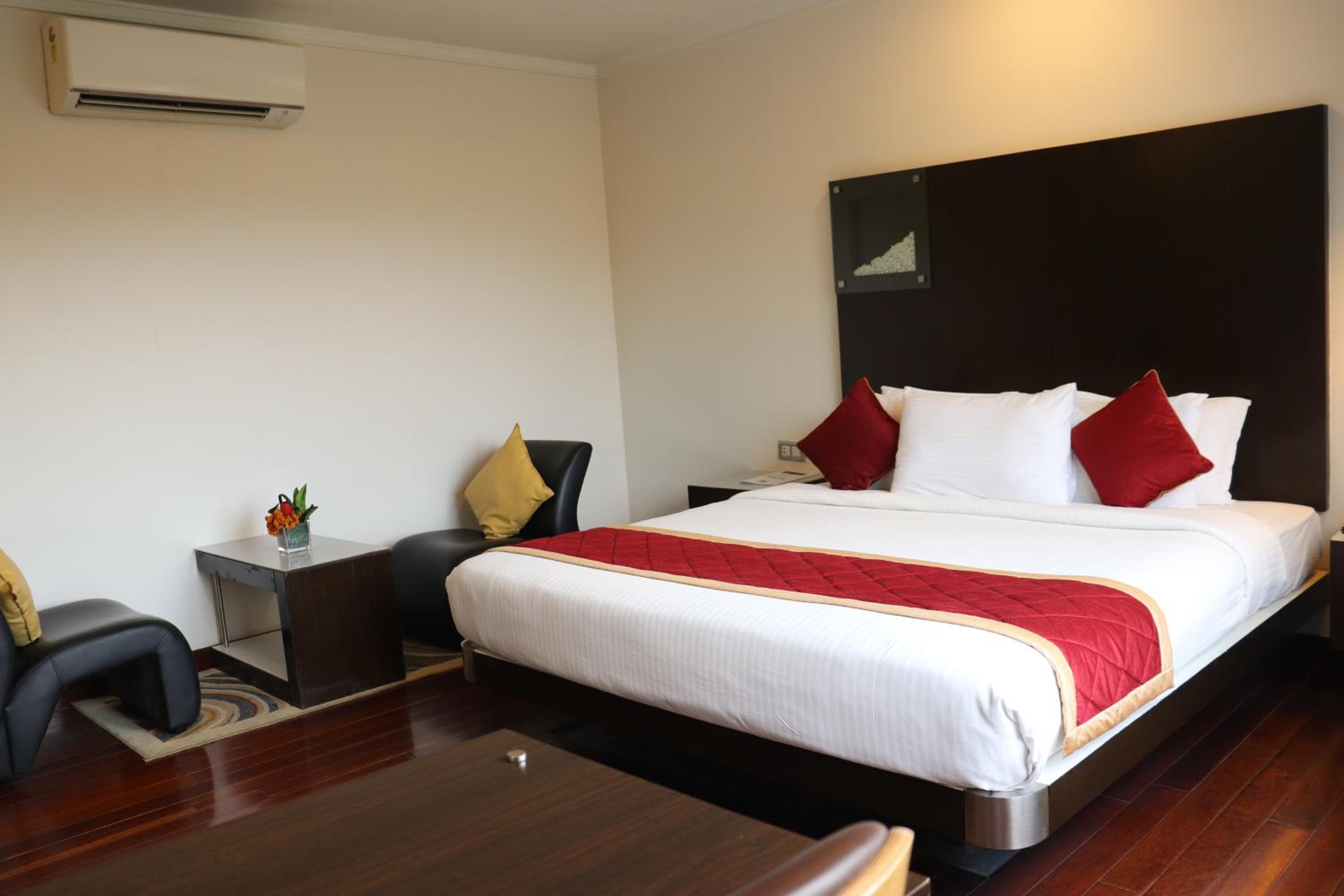 Executive Suite - Photo 5
