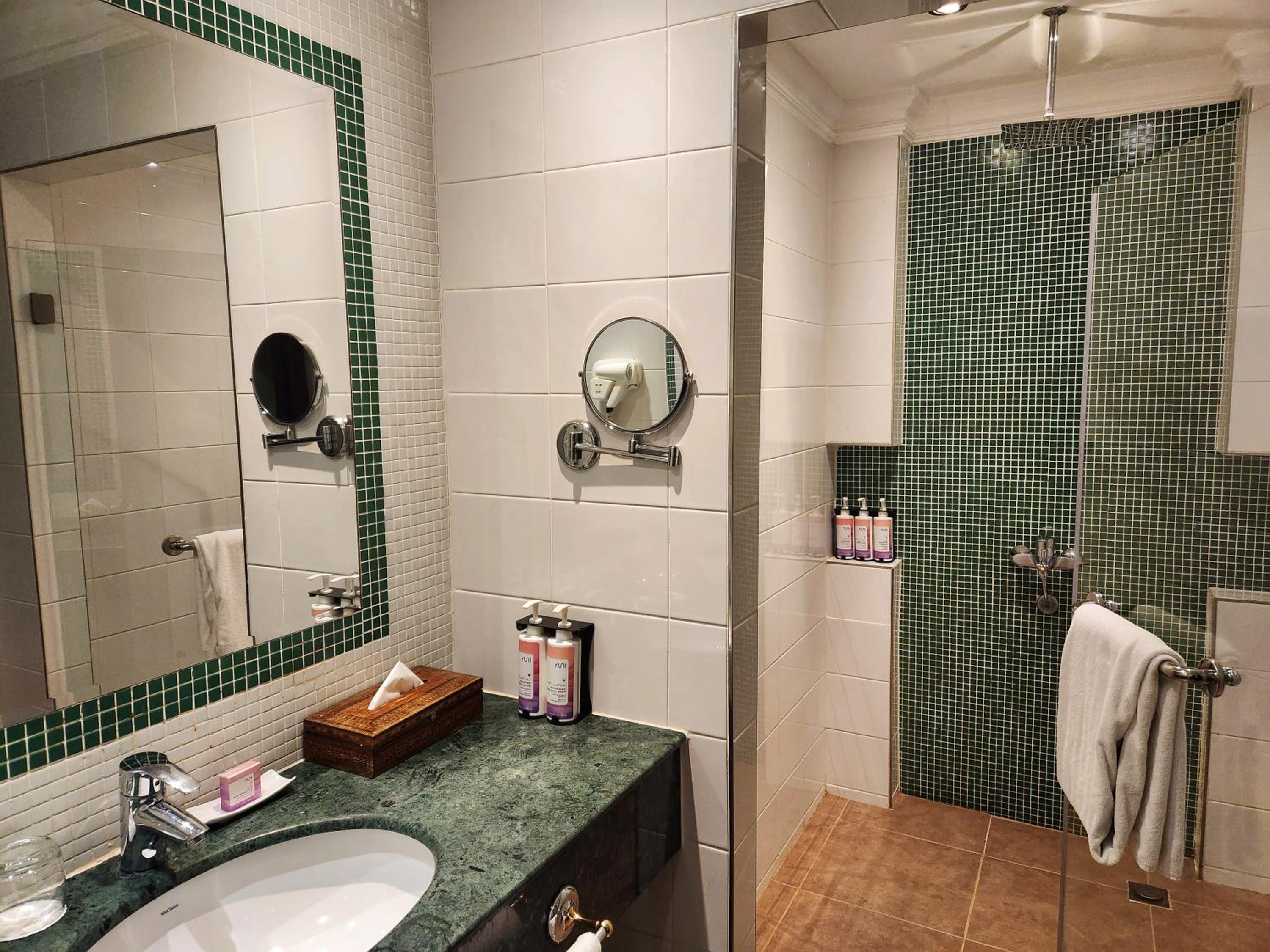 Superior King Room - Photo 2