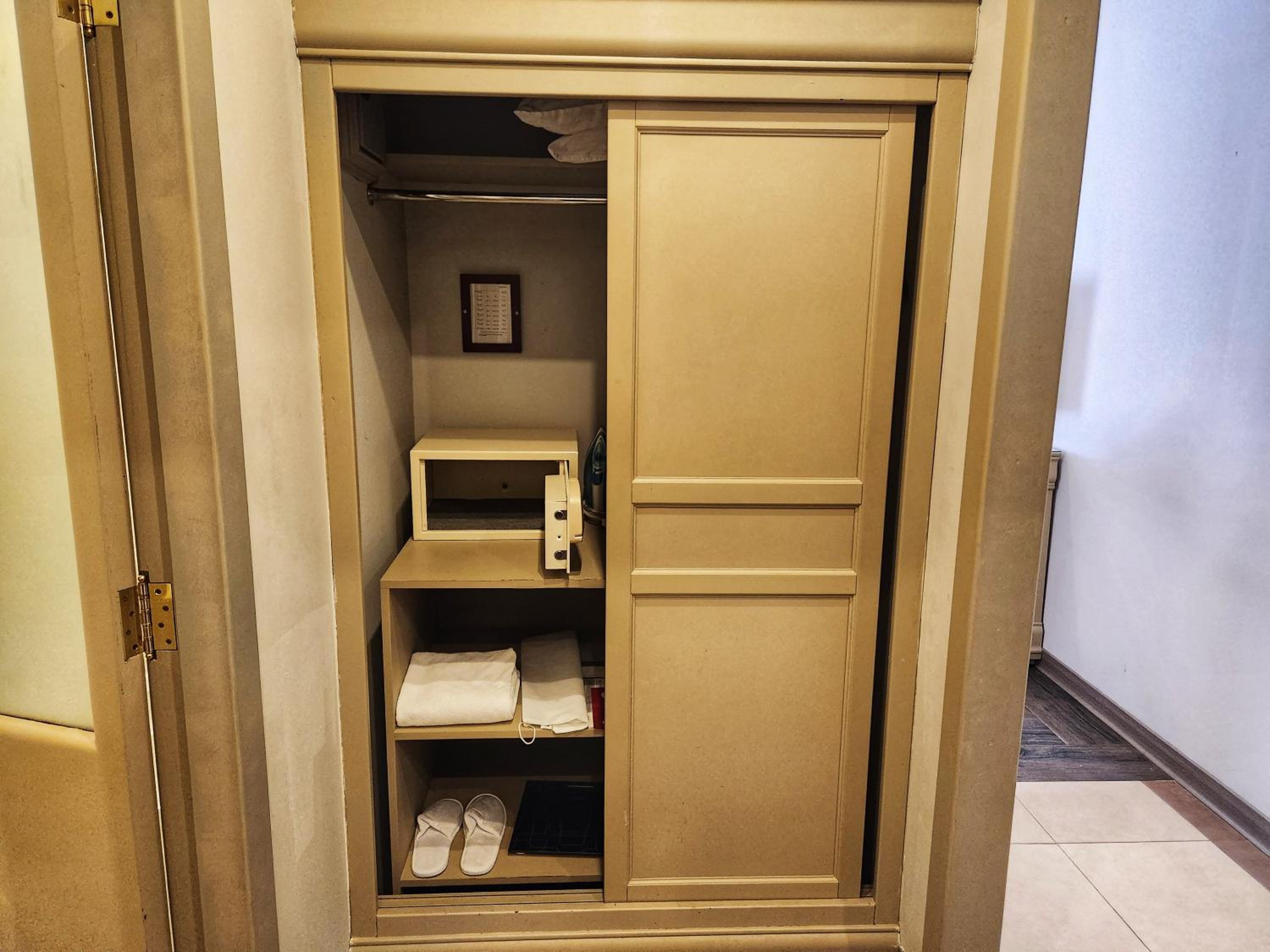 Deluxe King Room - Photo 5