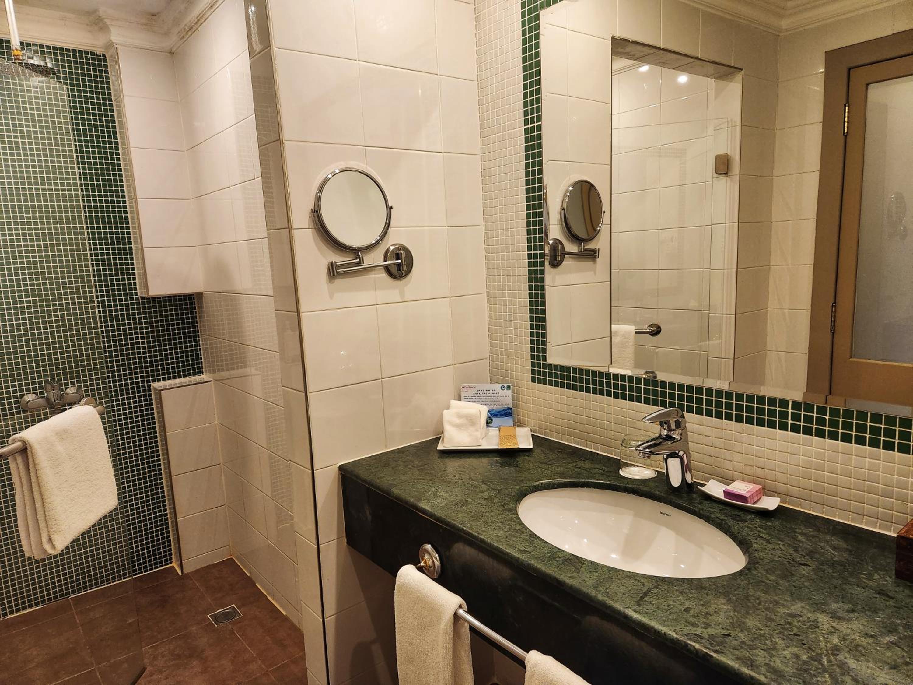 Deluxe King Room - Photo 7