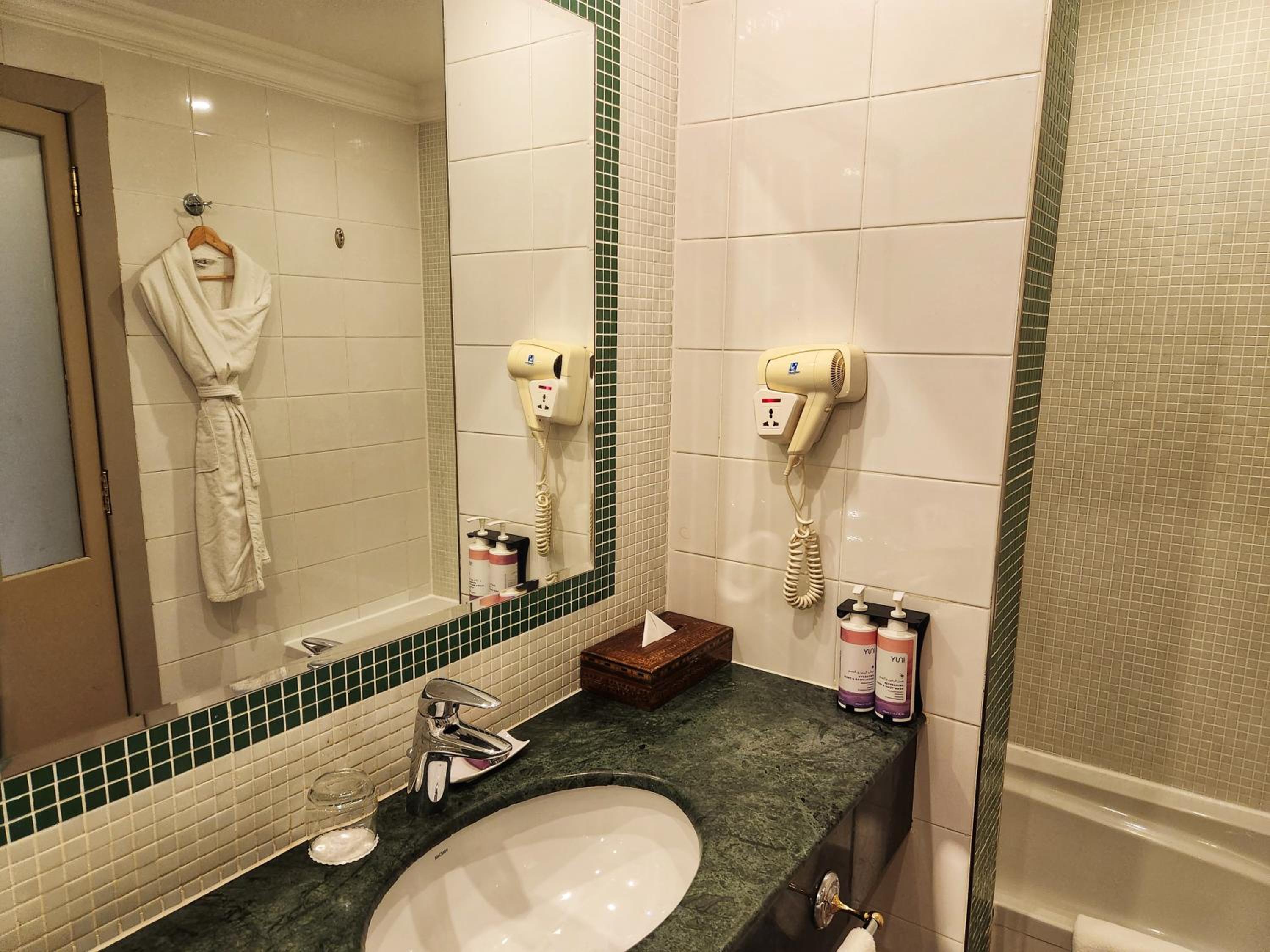 Deluxe King Room - Photo 6