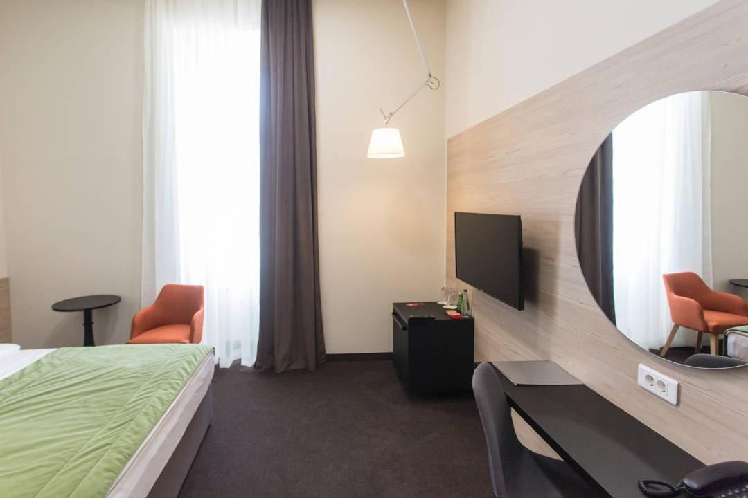 Deluxe Queen Room - Photo 3