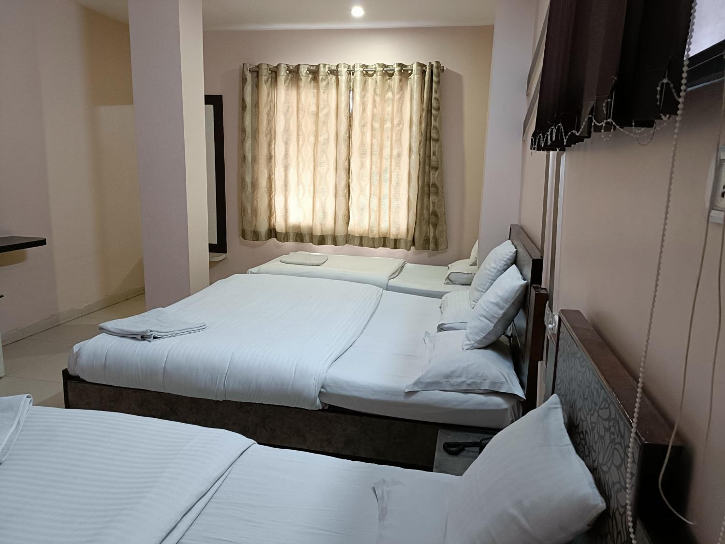 Deluxe Quadruple Room - Photo 1