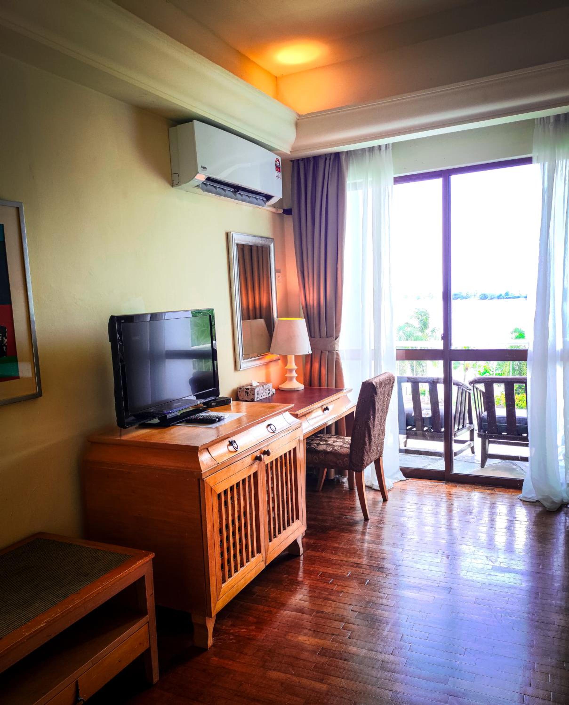 Deluxe Suite with Sea View photo 3