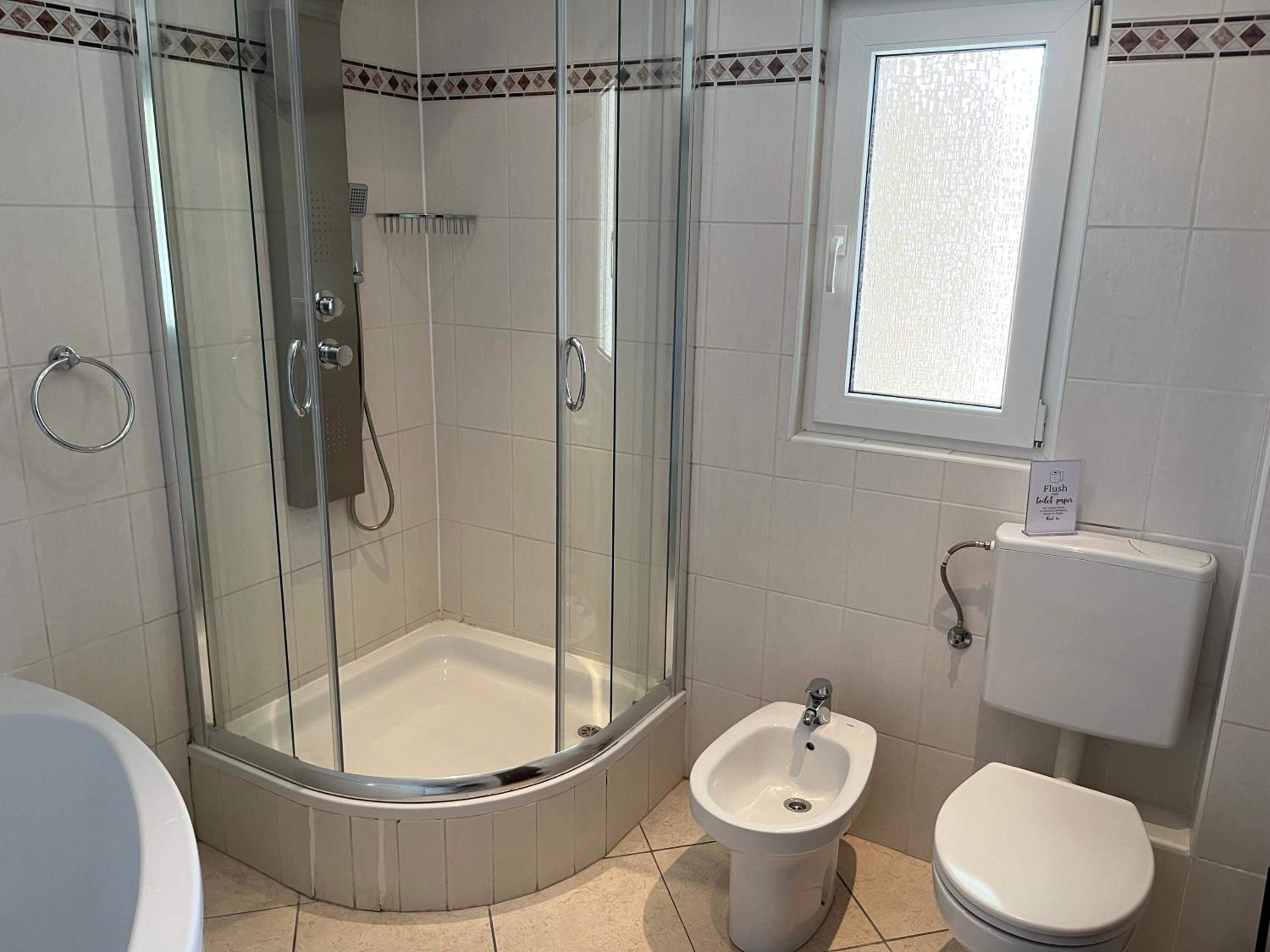 Deluxe Double Room with Bath photo 3