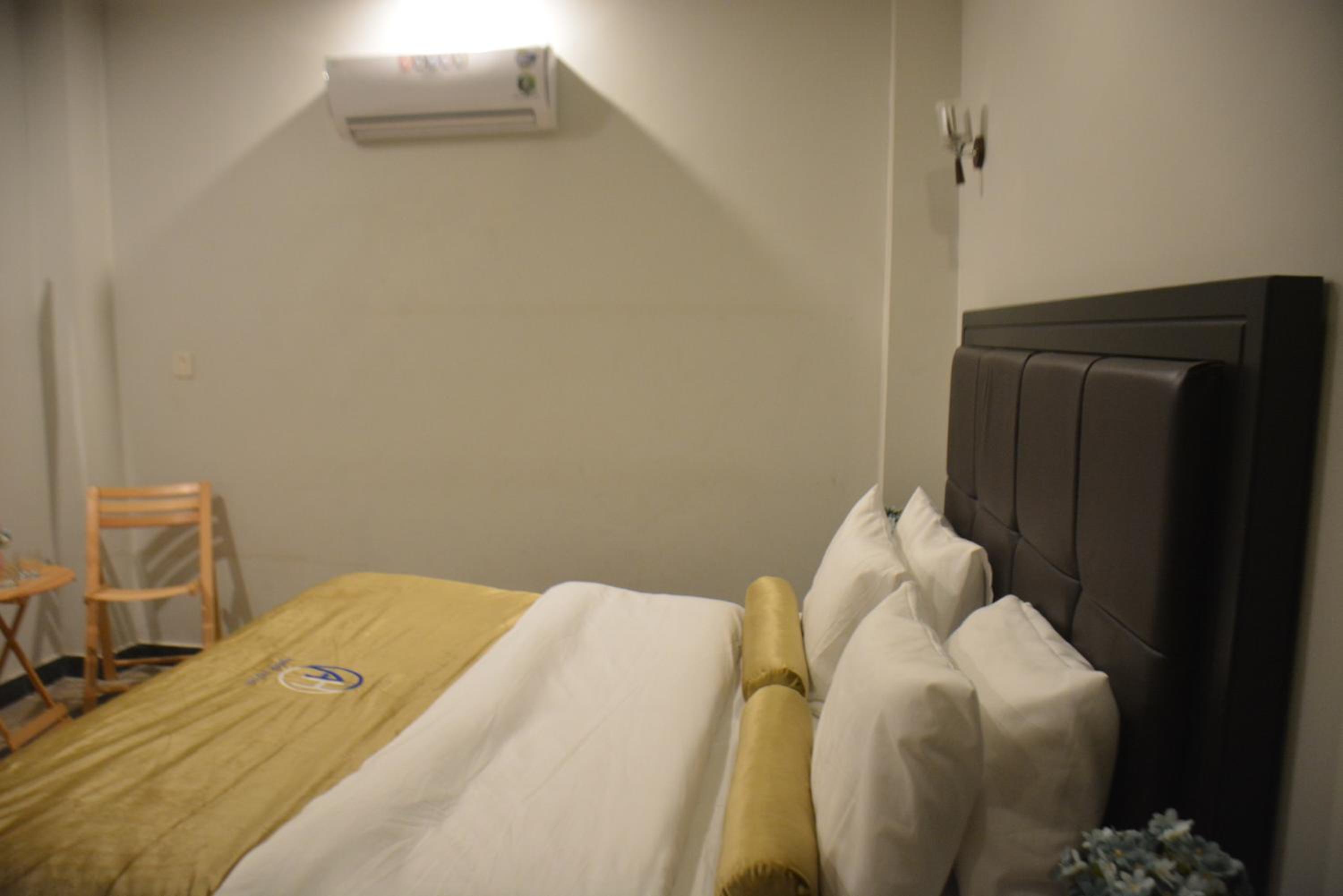 Deluxe Double Room (2 Adults + 1 Child)