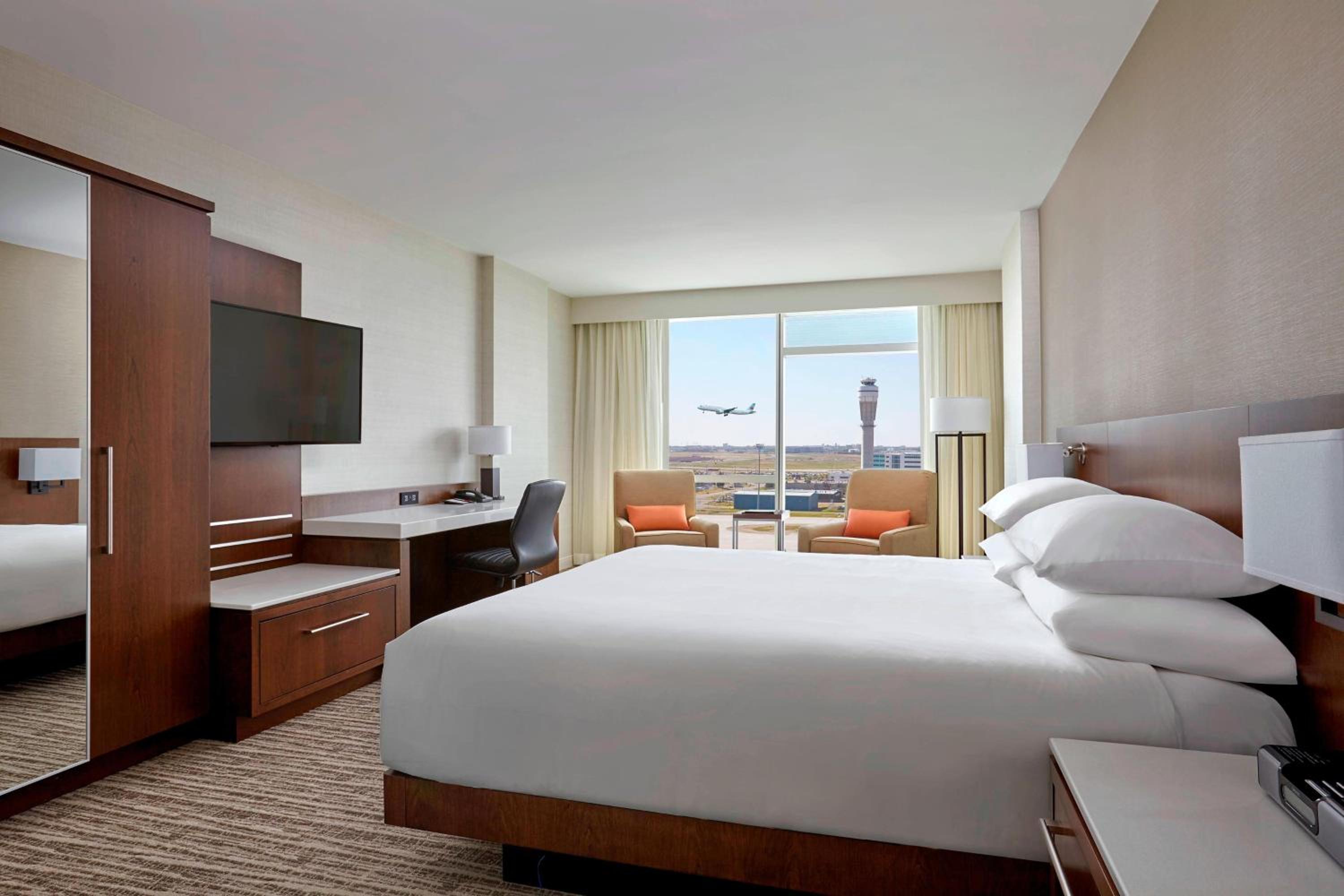 King or Queen Room with Airport View - Concierge Level