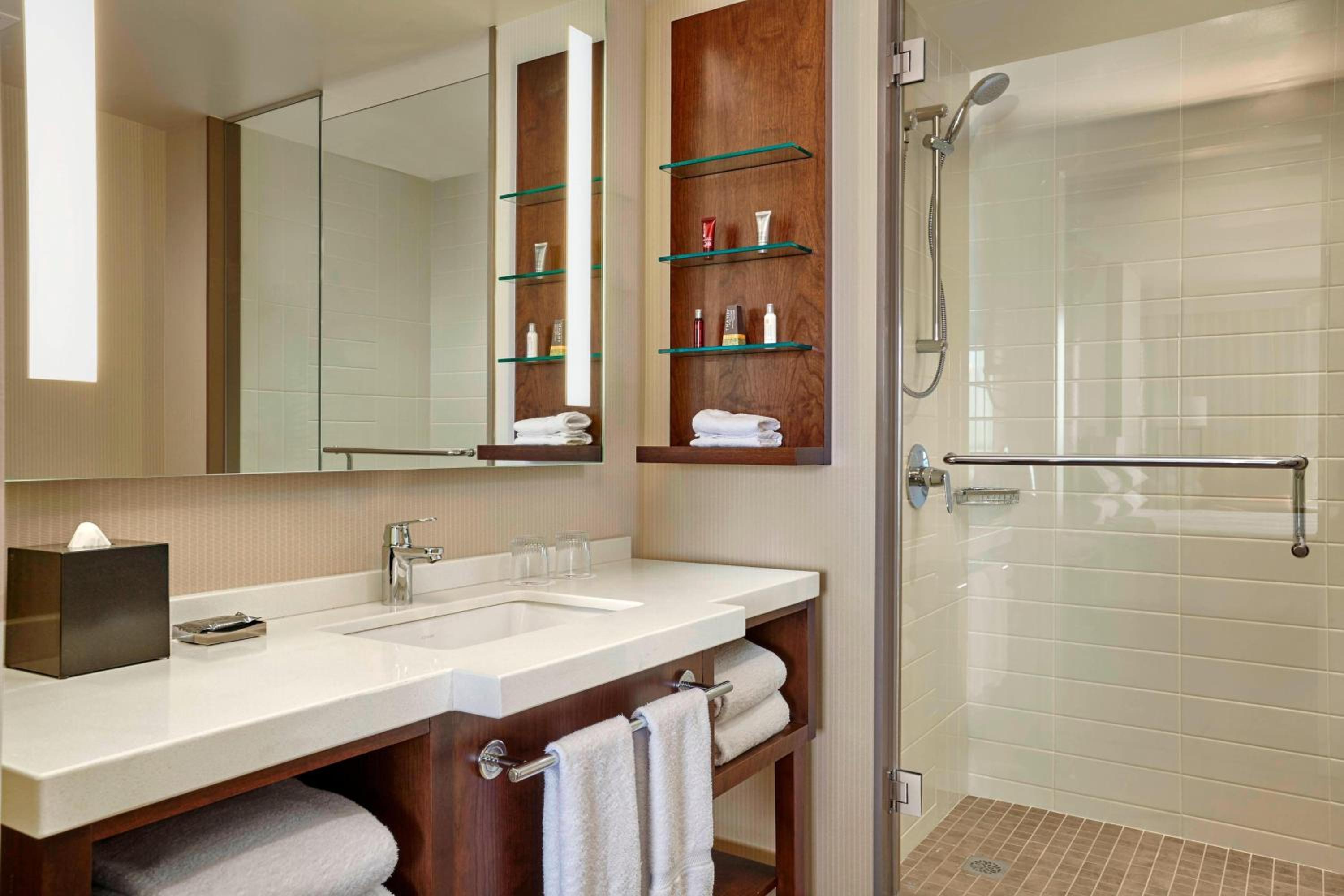 Queen Room with Two Queen Beds - Concierge Level