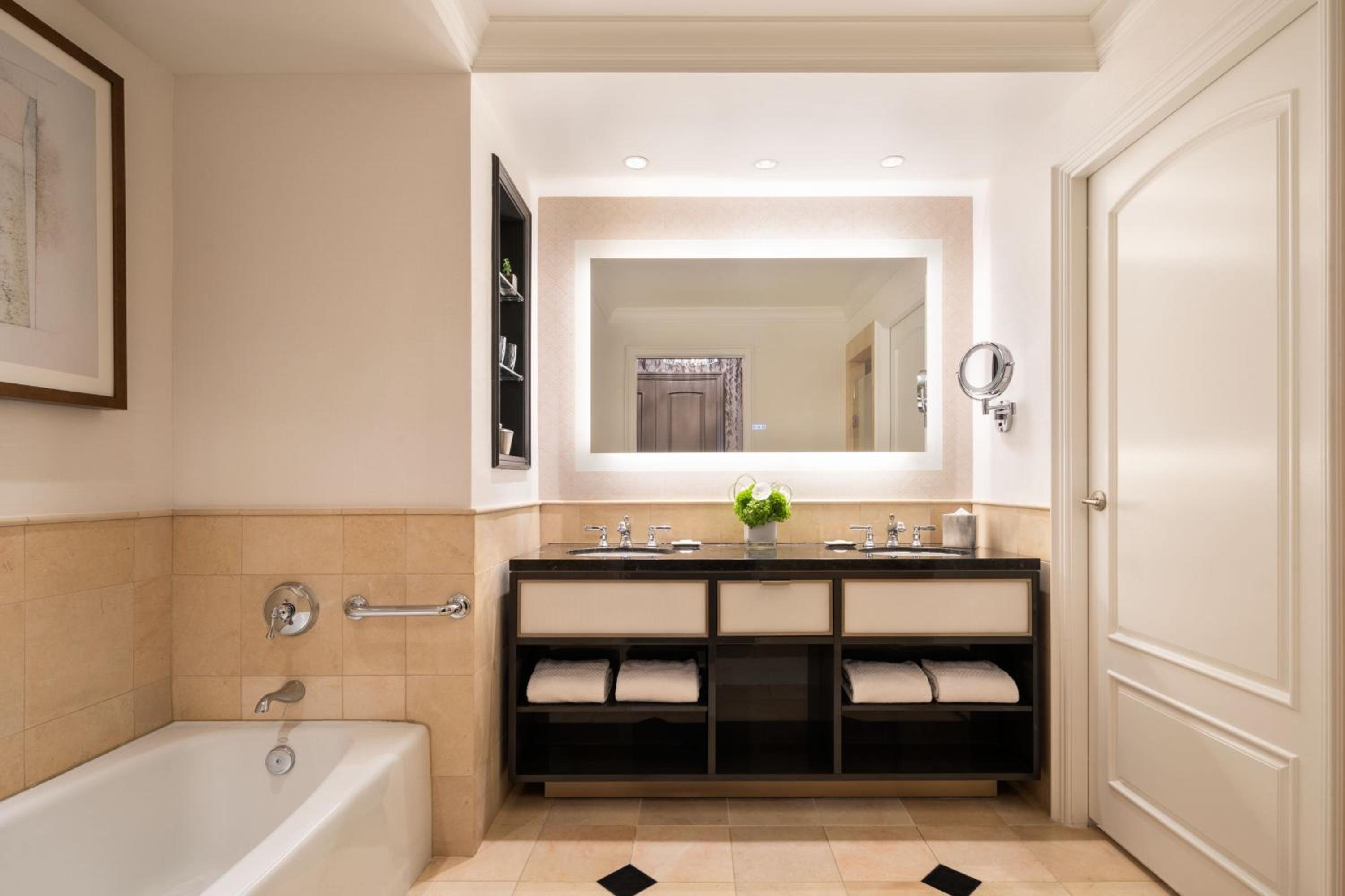 Deluxe King Room - Photo 6