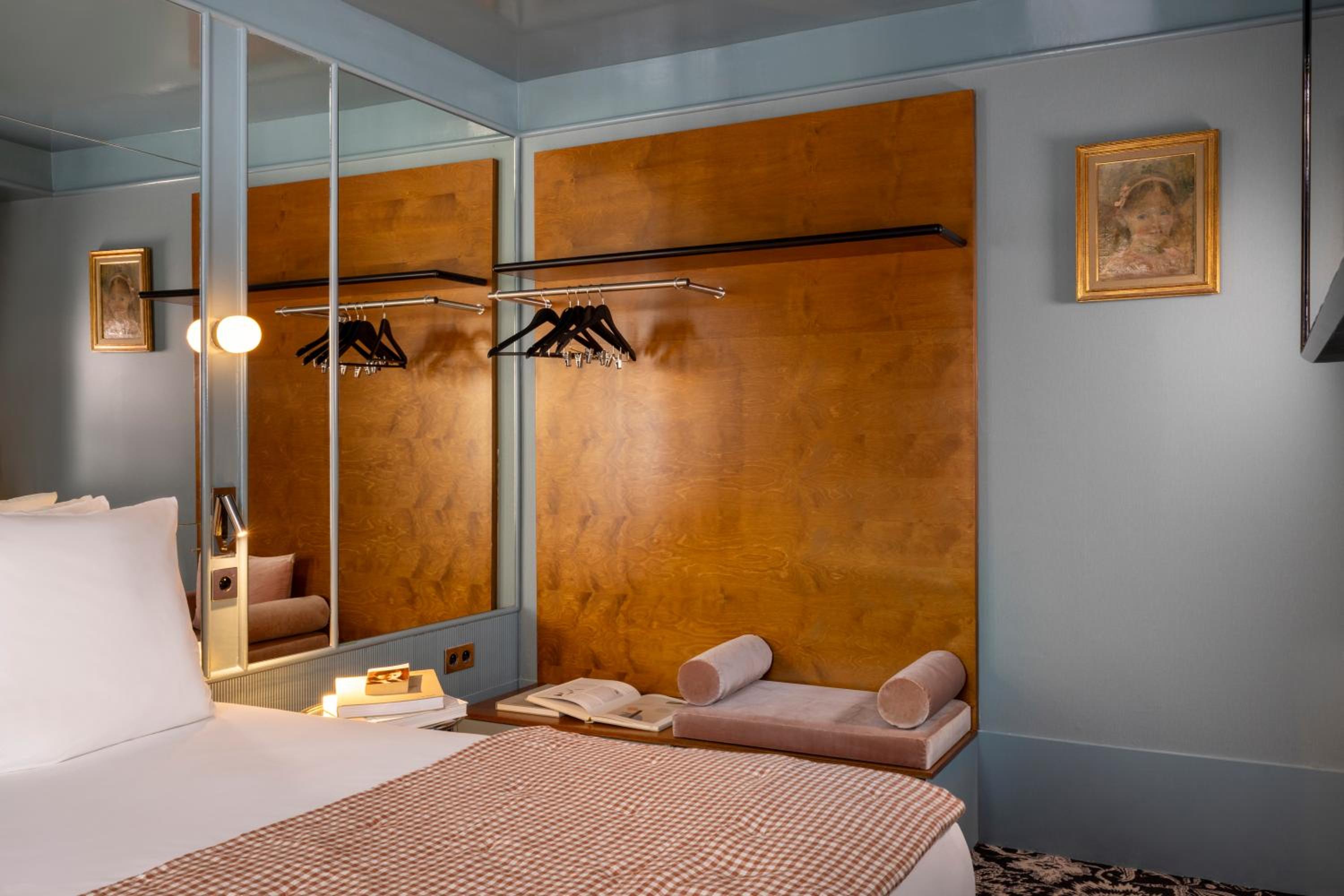 Superior Double Room thumbnail 6