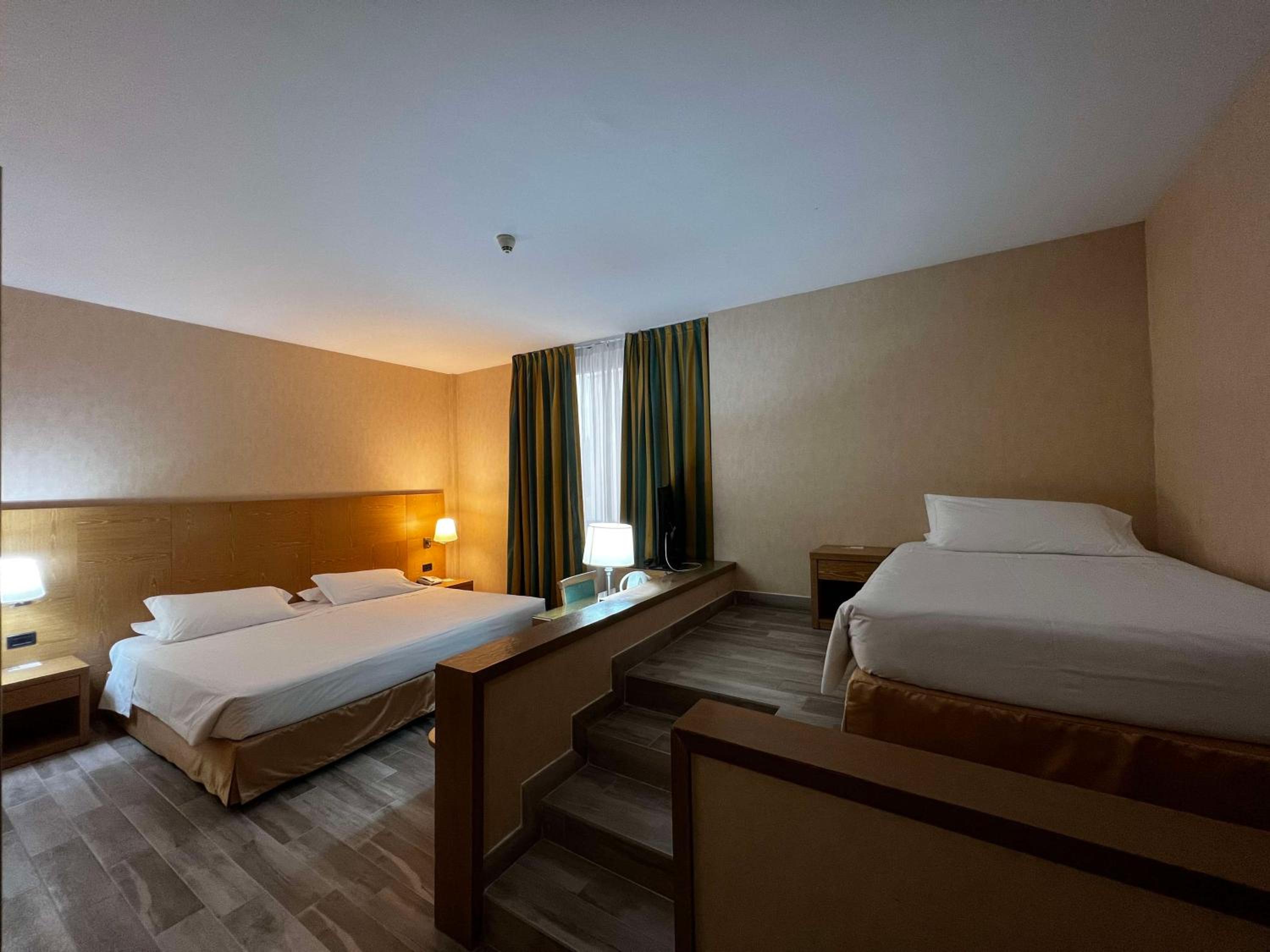 Standard Queen Room with Single Bed - Non-Smoking - Photo 4