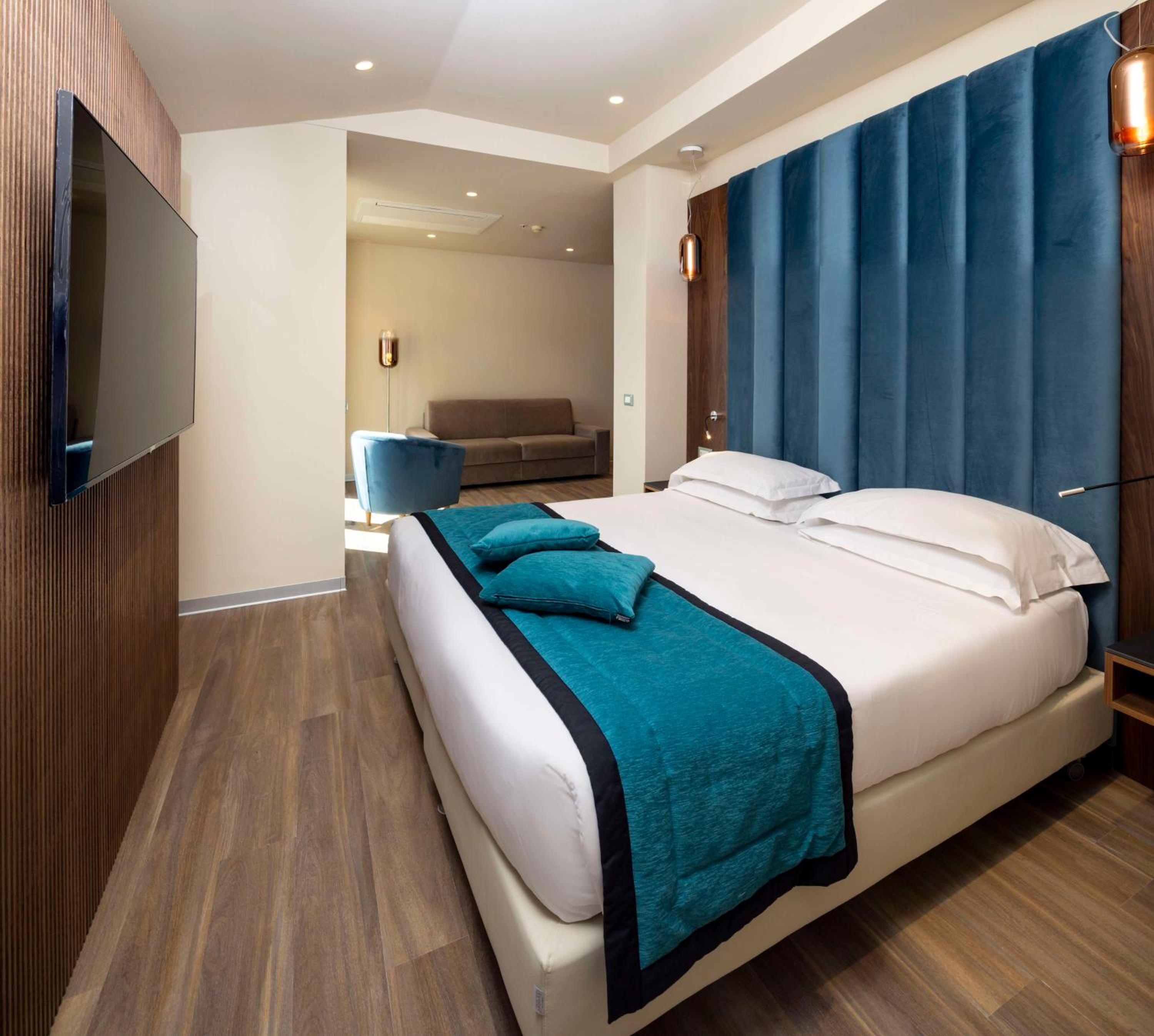 King Junior Suite with City View - Photo 9