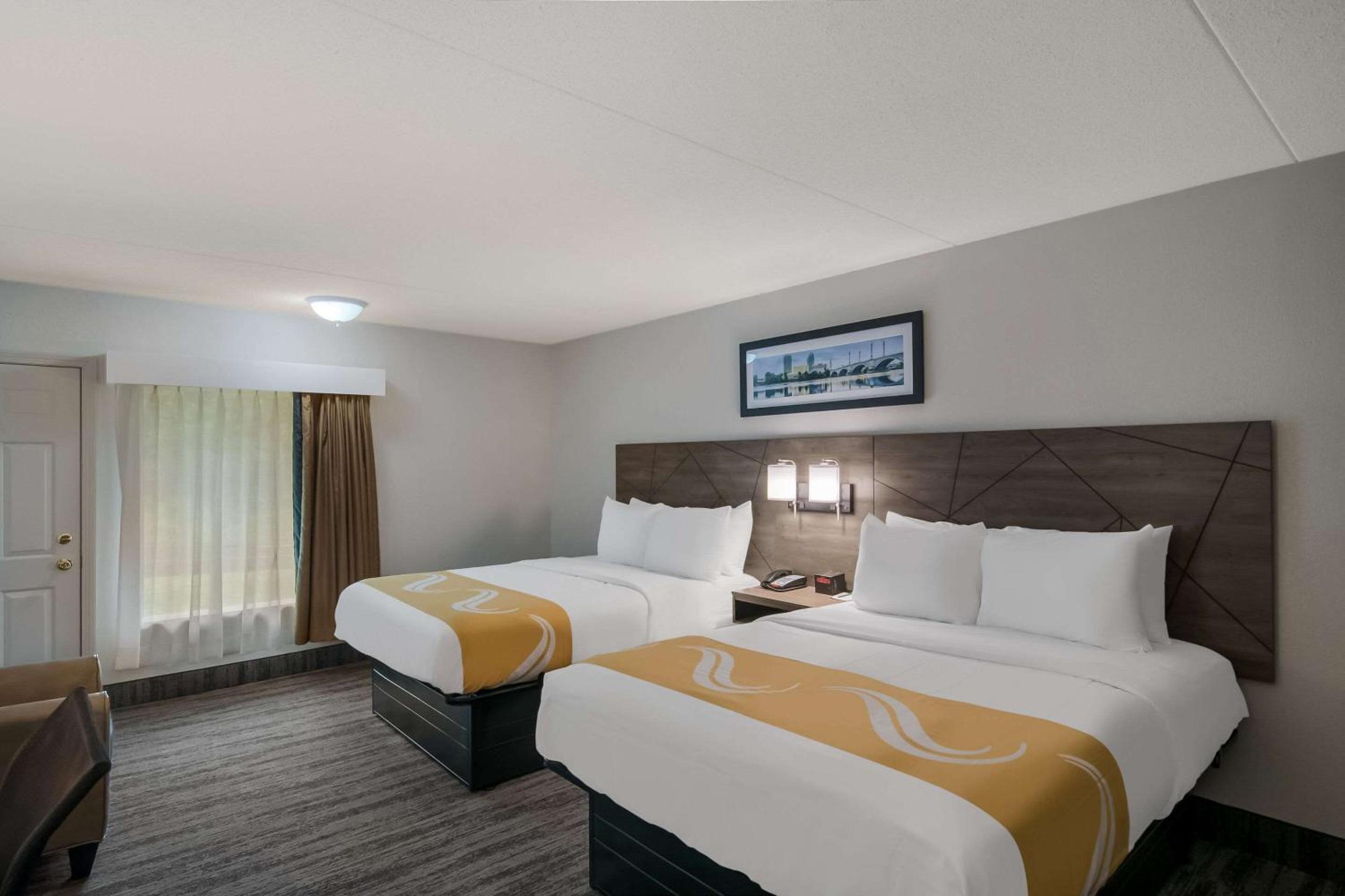 Queen Room with Two Queen Beds-Non Smoking  - Photo 3