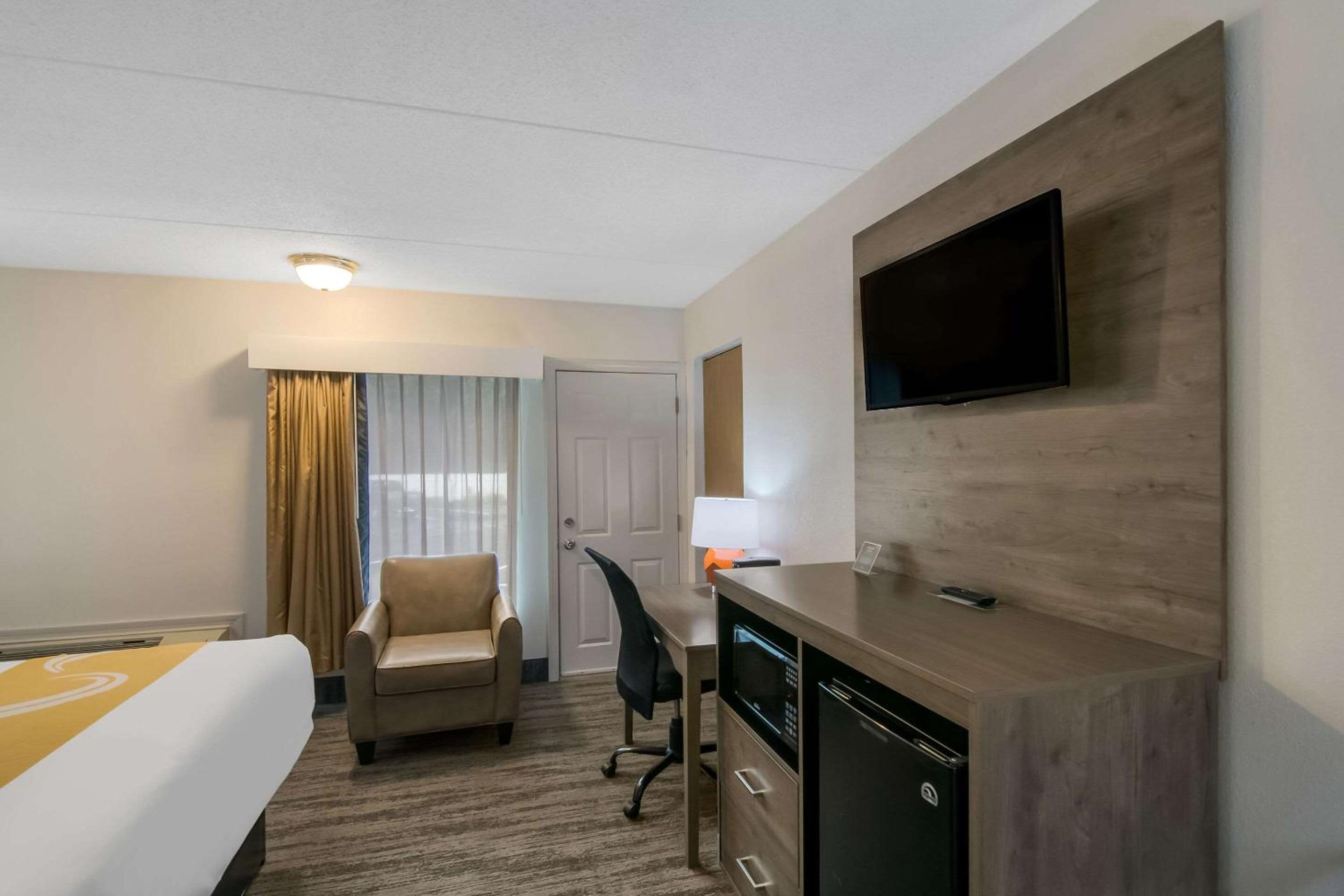 King Room - Non-Smoking - Photo 5