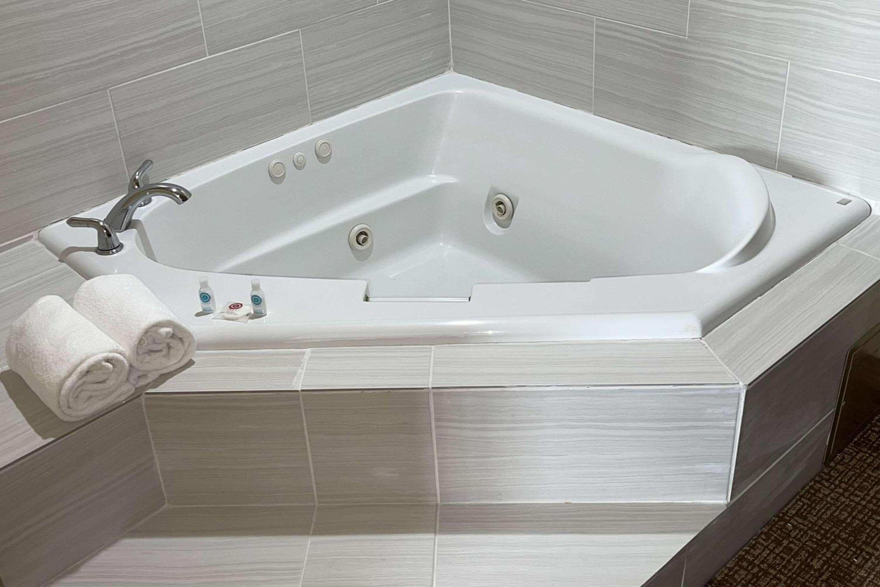 King Suite with Whirlpool - Non-Smoking - Photo 5