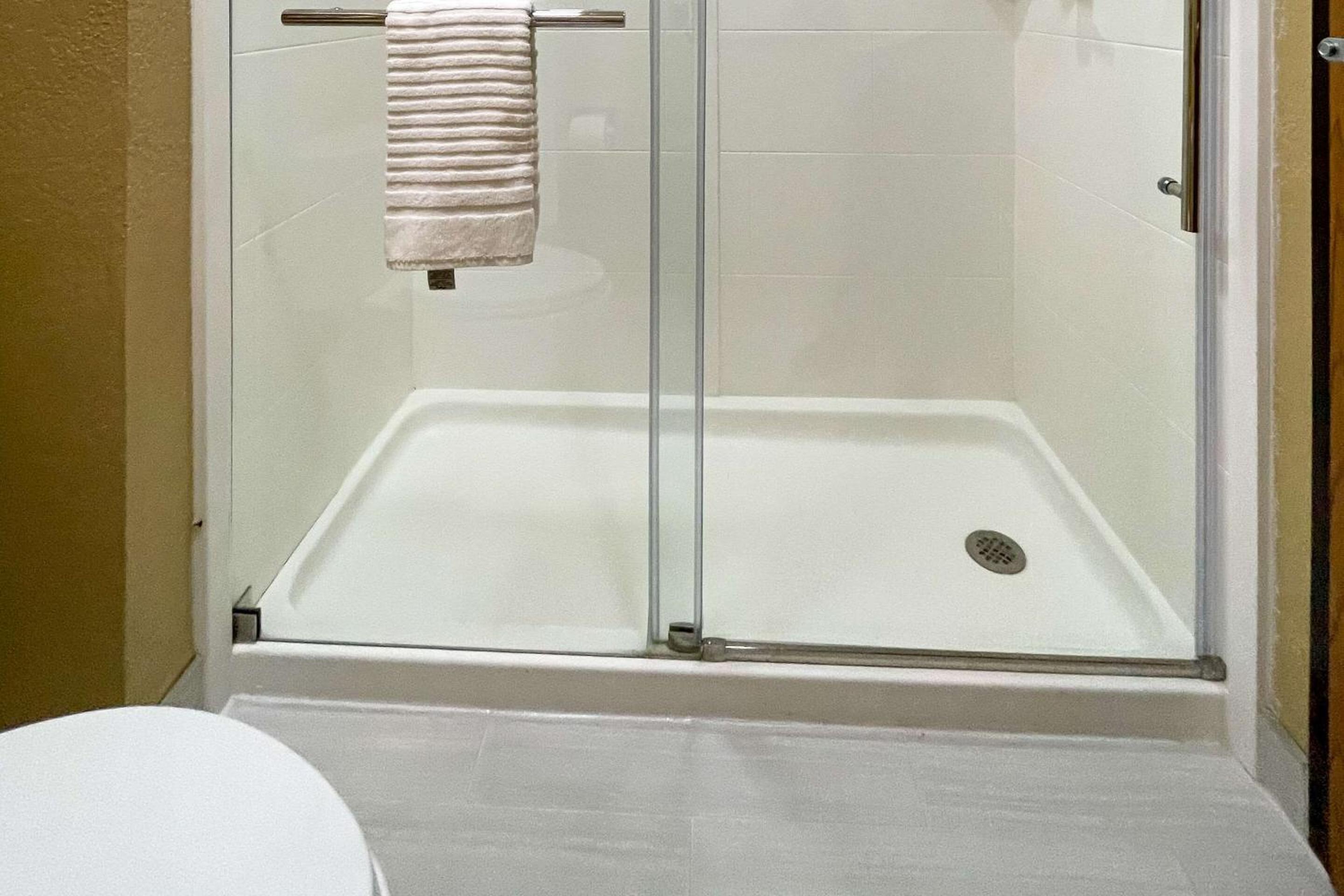 King Suite with Whirlpool - Non-Smoking - Photo 2