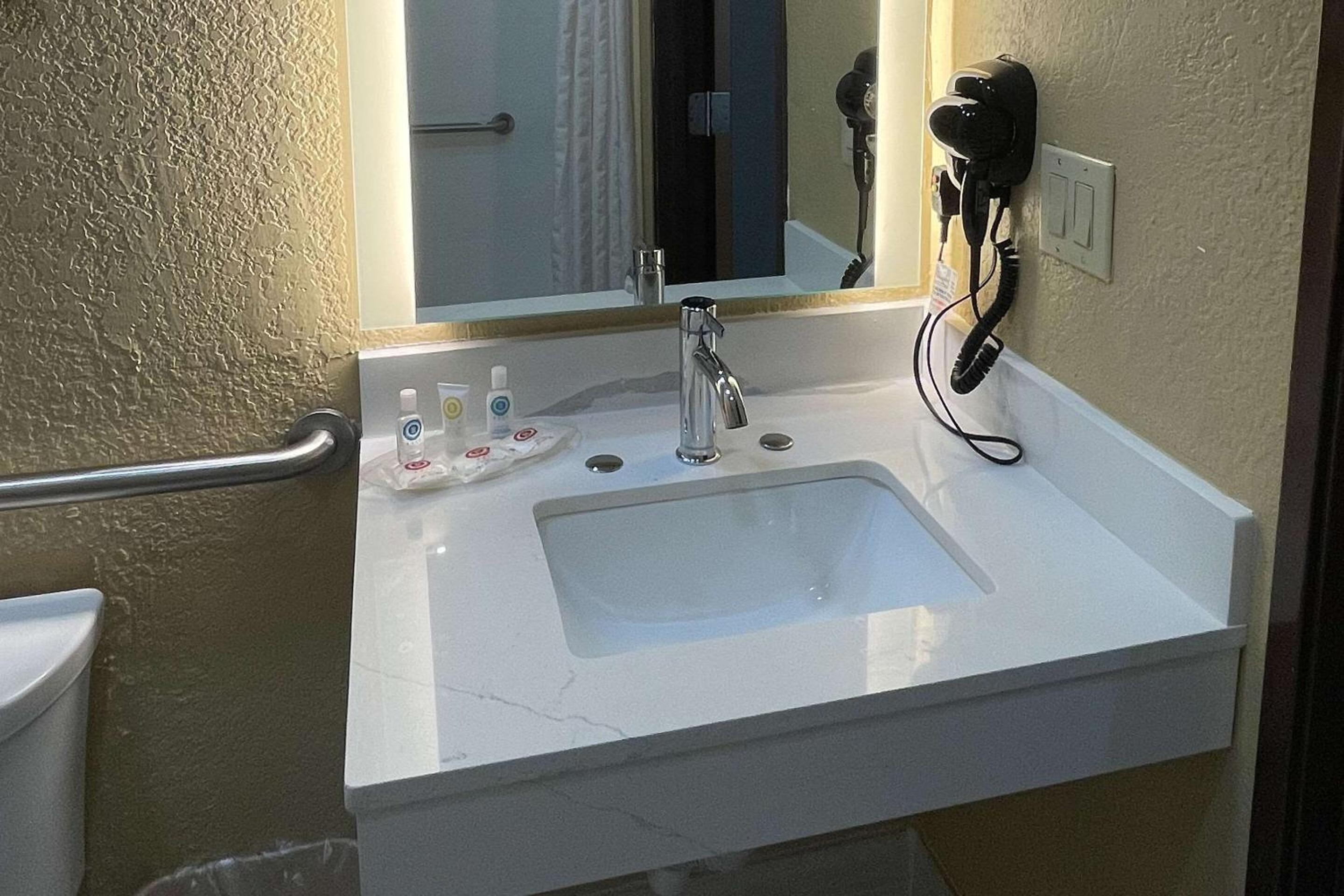 King Suite with Whirlpool - Non-Smoking - Photo 3