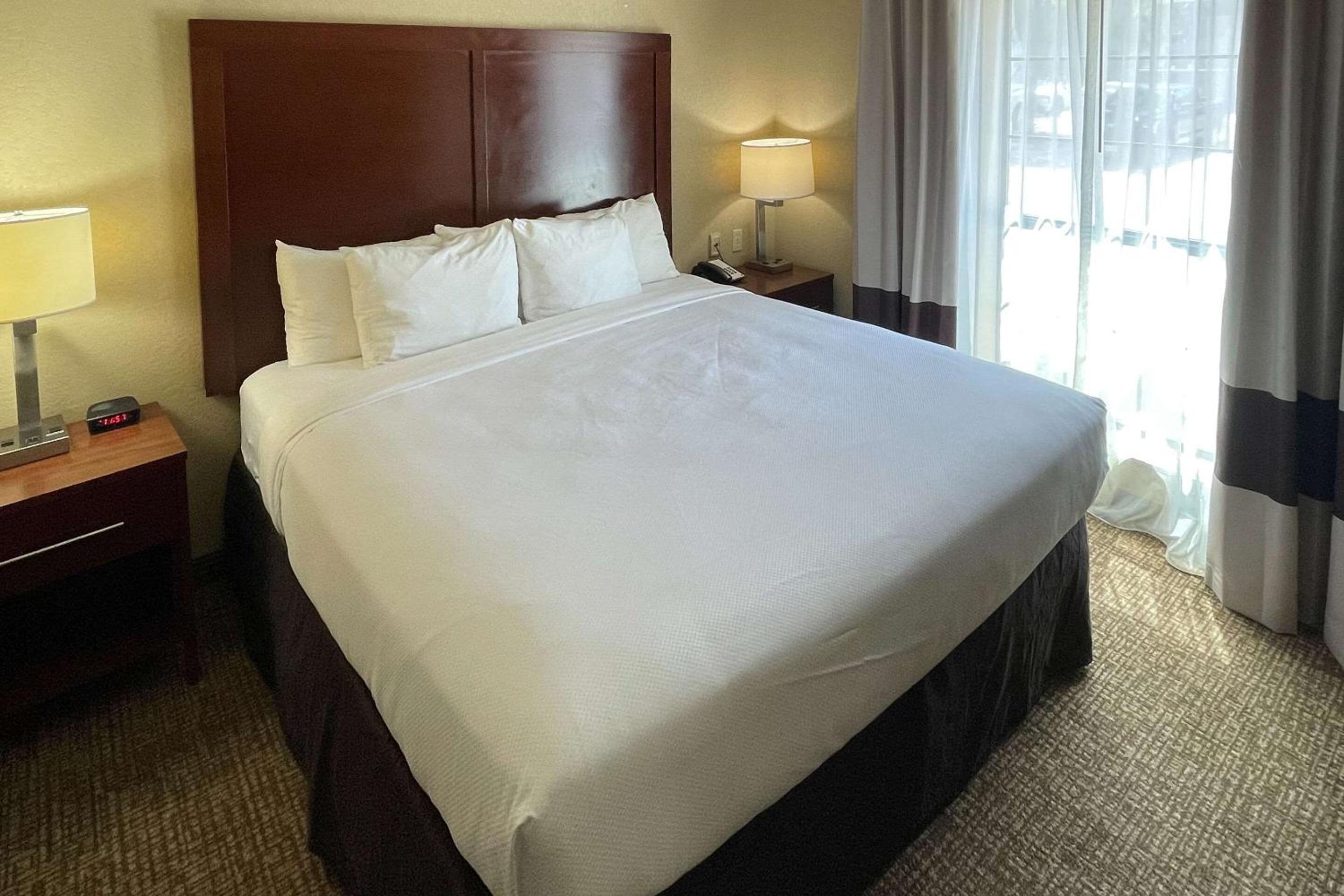 King Suite - Non-Smoking - Photo 5