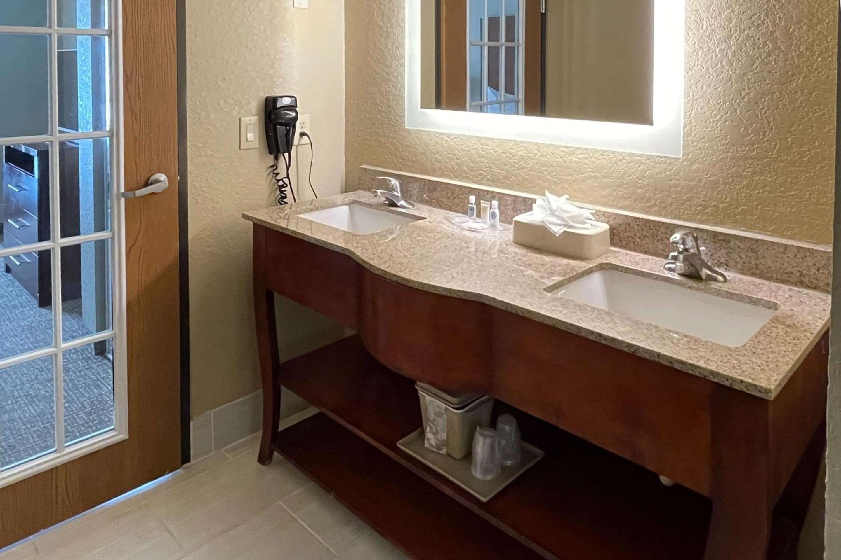 King Suite - Non-Smoking - Photo 4